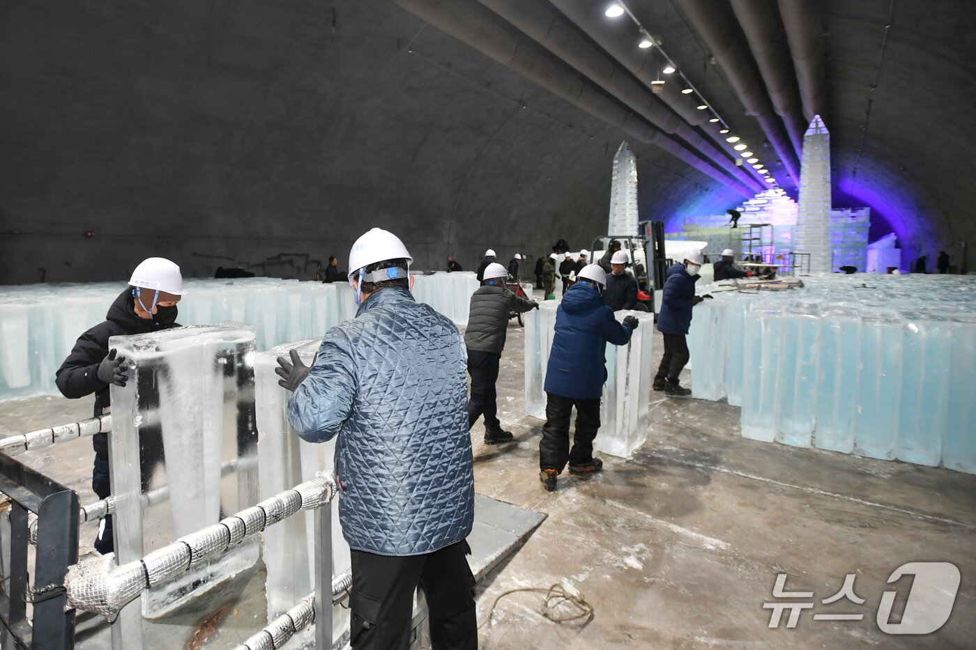 본문 이미지 - 지난달 29일 화천군 화천읍 서화산 다목적 광장에서 실내얼음조각 광장 조성작업이 진행되고 있다.&#40;화천군 제공, 재판매 및 DB금지&#41;
