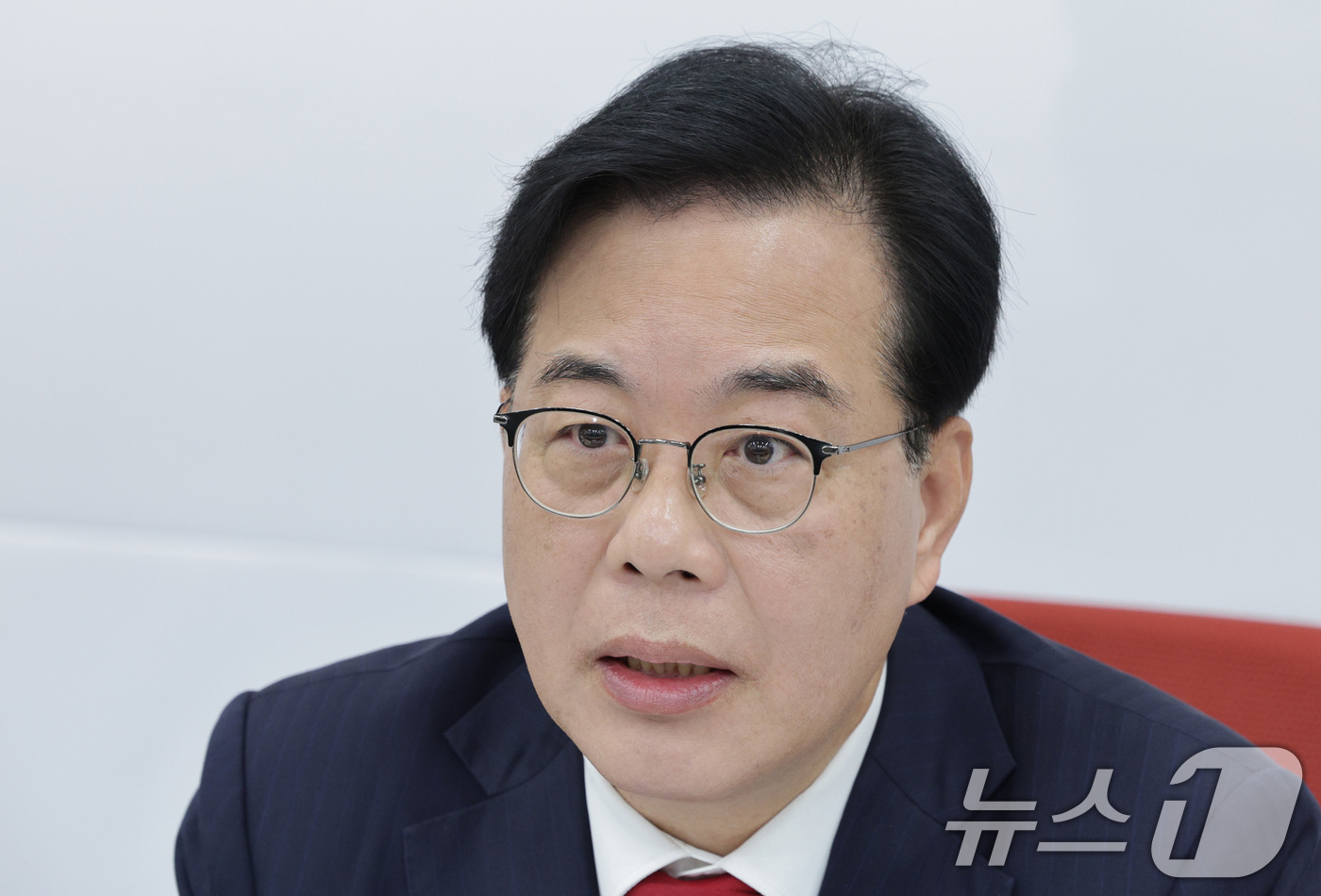 (서울=뉴스1) 신웅수 기자 = 송언석 국민의힘 원내대표가 2일 서울 여의도 국회에서 열린 대미투자특별법 점검 상임위원장·간사단회의에서 발언하고 있다. 2025.12.2/뉴스1