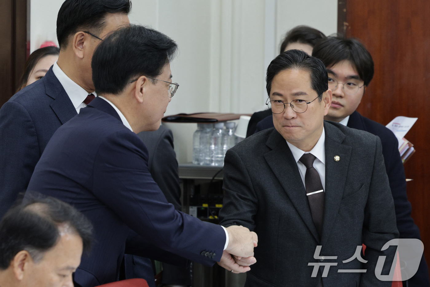 (서울=뉴스1) 신웅수 기자 = 송언석 국민의힘 원내대표와 박수영 기획재정위원회 간사가 2일 서울 여의도 국회에서 열린 대미투자특별법 점검 상임위원장·간사단회의에서 인사하고 있다. …