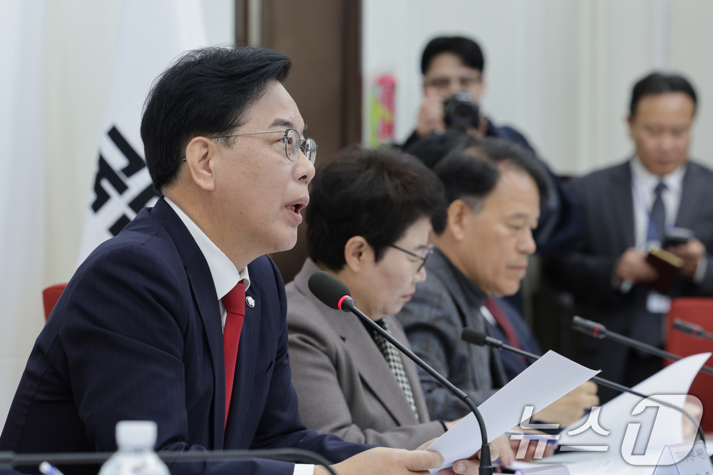 (서울=뉴스1) 신웅수 기자 = 송언석 국민의힘 원내대표가 2일 서울 여의도 국회에서 열린 대미투자특별법 점검 상임위원장·간사단회의에서 발언하고 있다. 2025.12.2/뉴스1