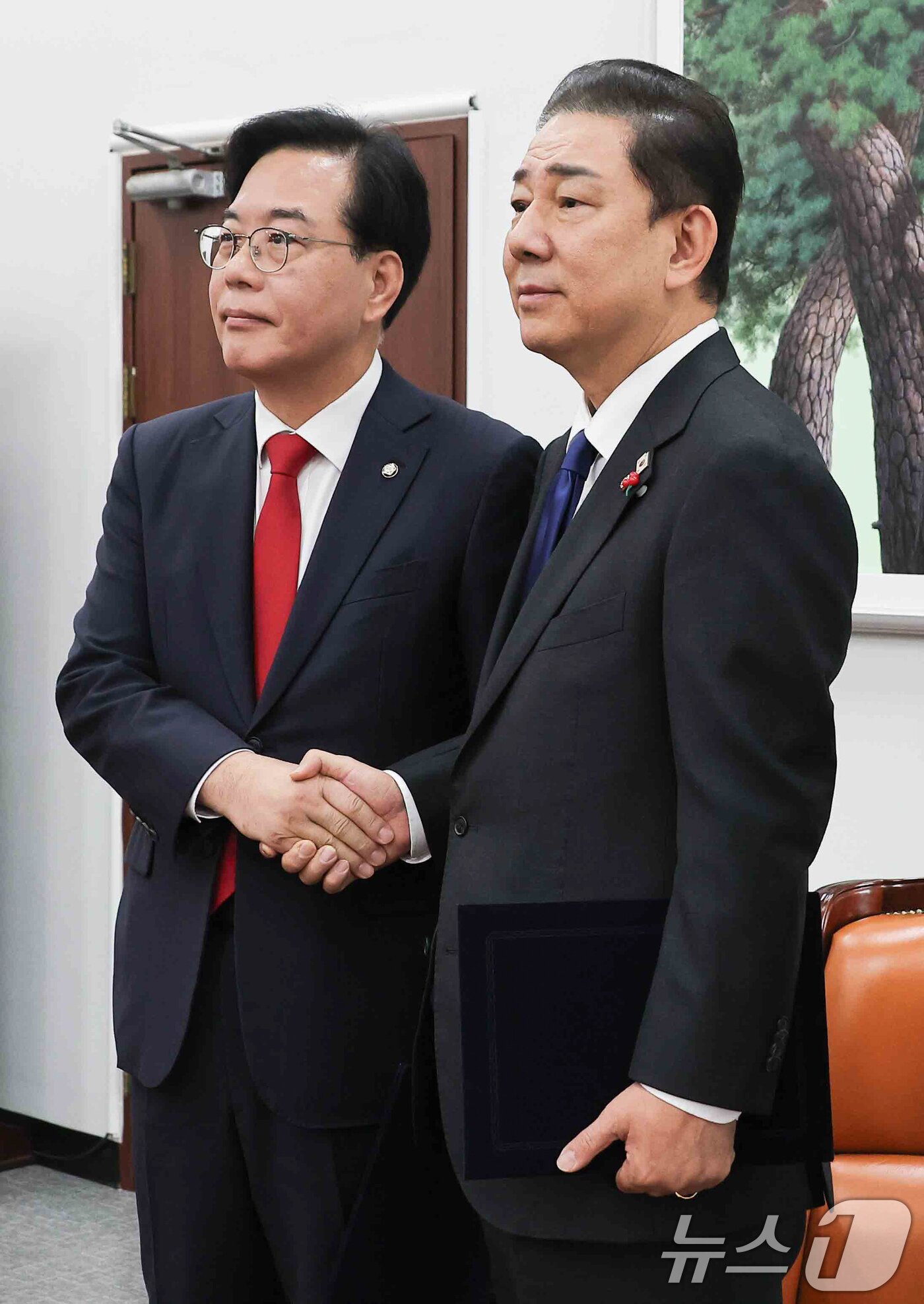 본문 이미지 - 송언석 국민의힘 원내대표&#40;왼쪽&#41;, 김병기 더불어민주당 원내대표가 2일 서울 여의도 국회에서 2026년도 예산안 처리를 위한 합의문에 서명을 마치고 악수하고 있다. &#40;공동취재&#41; 2025.12.2/뉴스1 ⓒ News1 유승관 기자