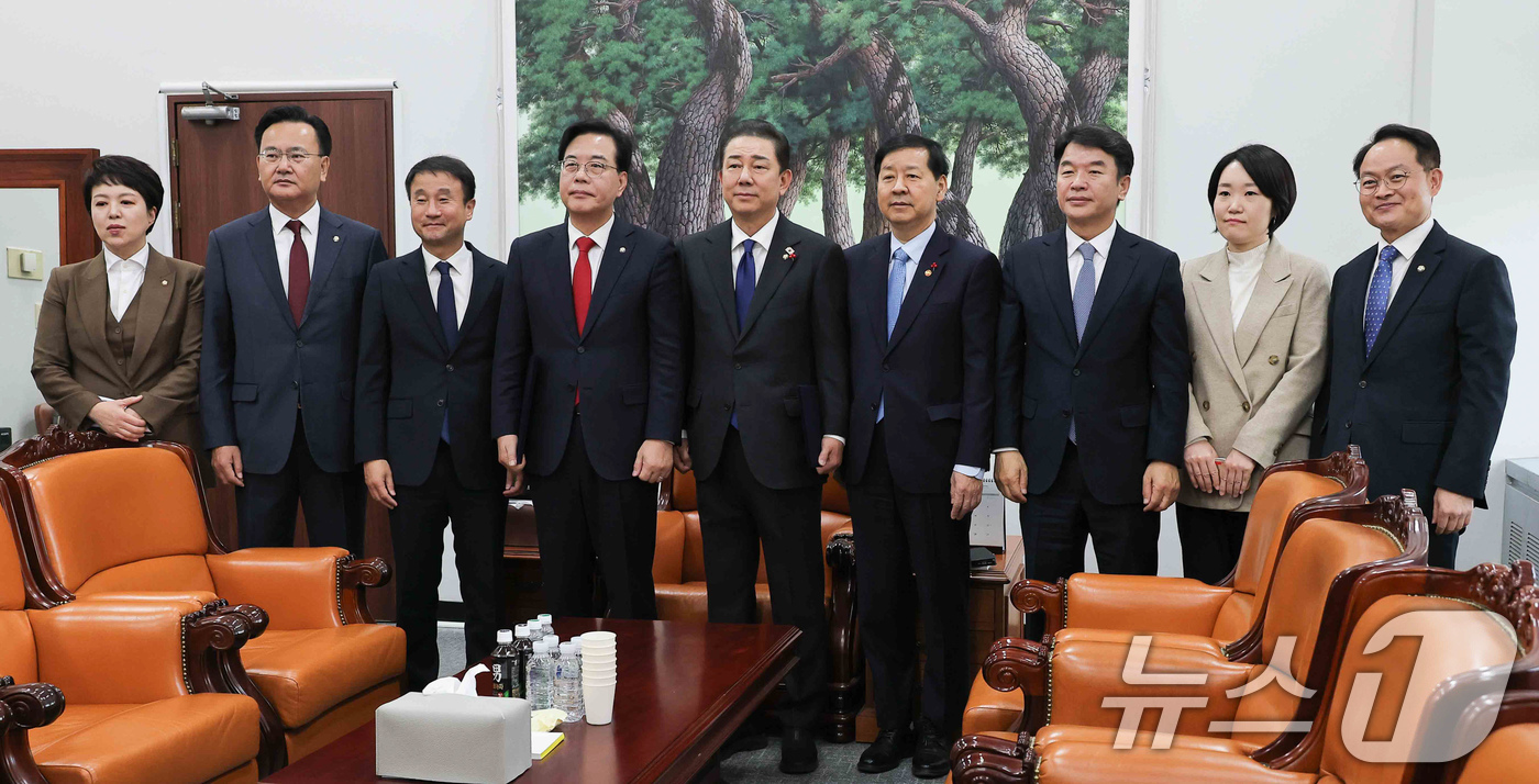 (서울=뉴스1) 유승관 기자 = 송언석 국민의힘 원내대표, 김병기 더불어민주당 원내대표, 구윤철 부총리 겸 기획재정부 장관등이 2일 서울 여의도 국회에서 2026년도 예산안 처리를 …