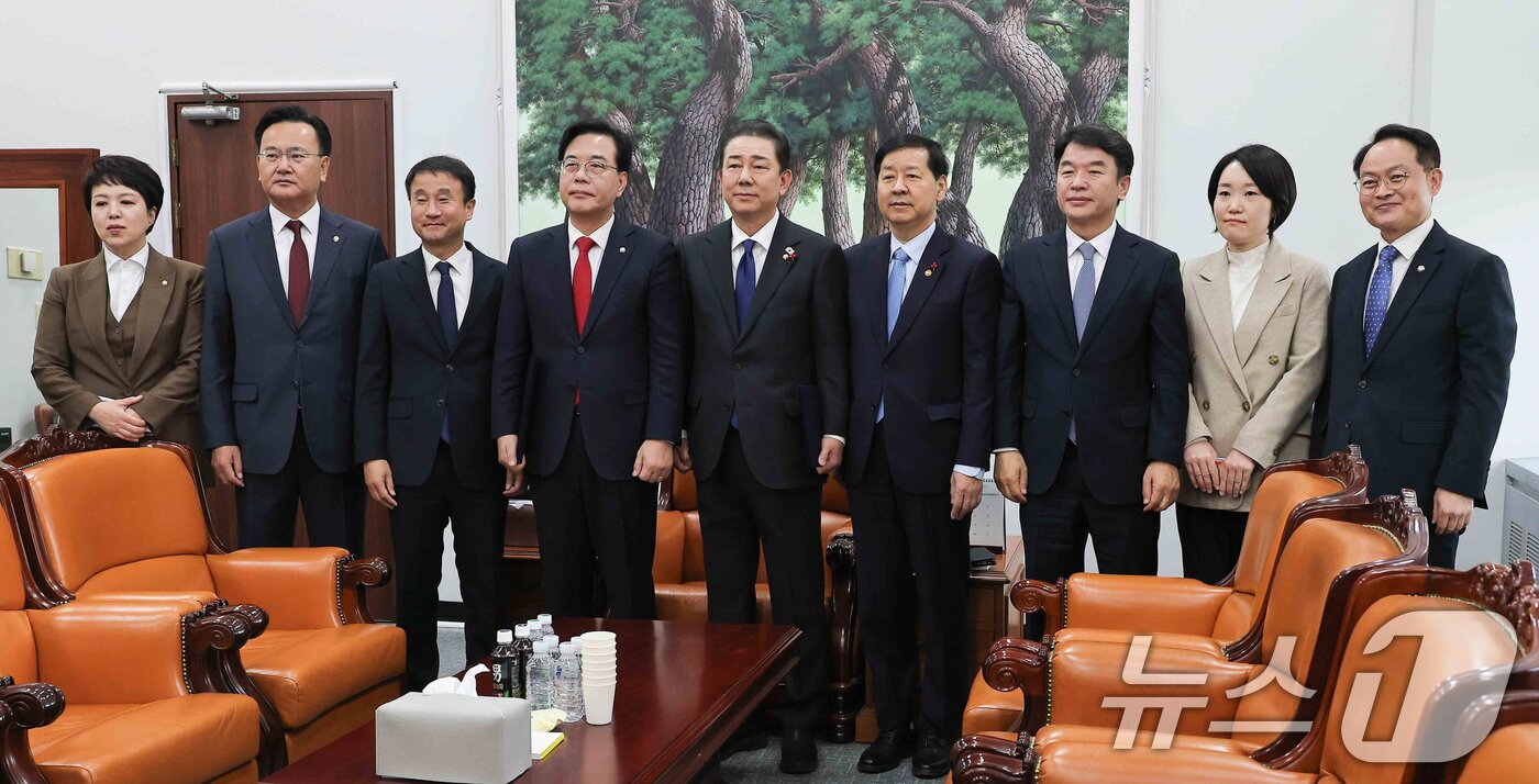 본문 이미지 - 송언석 국민의힘 원내대표, 김병기 더불어민주당 원내대표, 구윤철 부총리 겸 기획재정부 장관등이 2일 서울 여의도 국회에서 2026년도 예산안 처리를 위한 합의문에 서명을 마치고 기념촬영을 하고 있다. &#40;공동취재&#41; 2025.12.2/뉴스1 ⓒ News1 유승관 기자