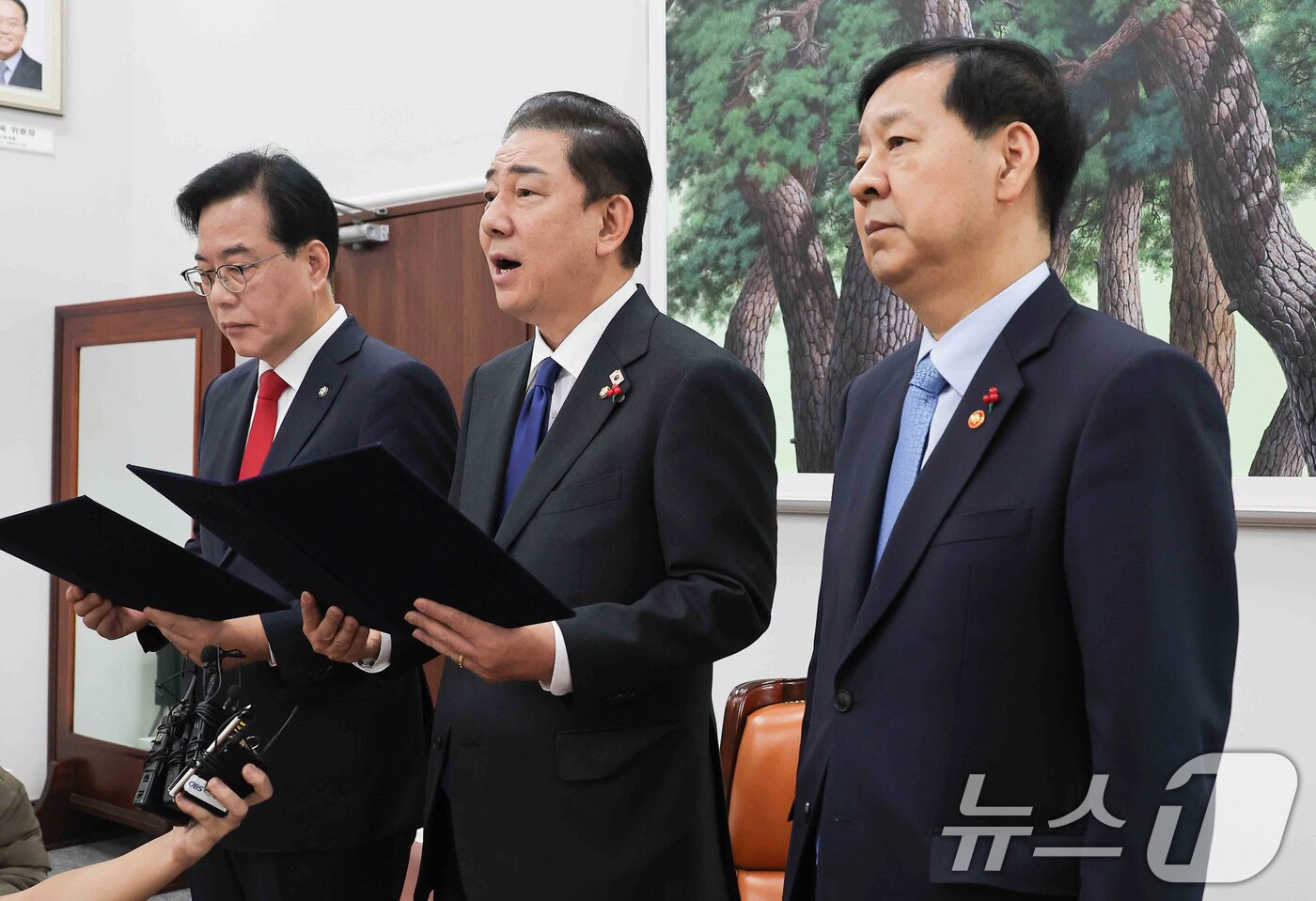 본문 이미지 - 송언석 국민의힘 원내대표&#40;왼쪽부터&#41;, 김병기 더불어민주당 원내대표, 구윤철 부총리 겸 기획재정부 장관이 2일 서울 여의도 국회에서 2026년도 예산안 처리를 위한 합의문을 발표하고 있다. &#40;공동취재&#41; 2025.12.2/뉴스1 ⓒ News1 유승관 기자