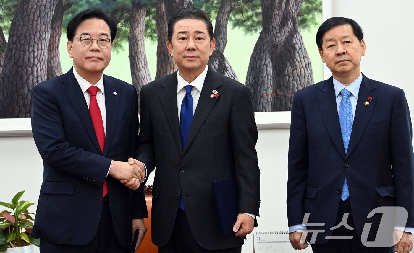 본문 이미지 - 송언석 국민의힘 원내대표&#40;왼쪽부터&#41;, 김병기 더불어민주당 원내대표, 구윤철 부총리 겸 기획재정부 장관이 2일 서울 여의도 국회에서 2026년도 예산안 처리를 위한 합의문에 서명을 마치고 악수하고 있다. &#40;공동취재&#41; 2025.12.2/뉴스1 ⓒ News1 유승관 기자