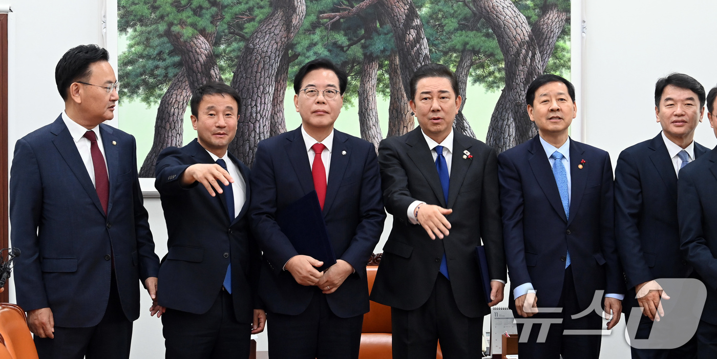 (서울=뉴스1) 유승관 기자 = 송언석 국민의힘 원내대표, 김병기 더불어민주당 원내대표, 구윤철 부총리 겸 기획재정부 장관등이 2일 서울 여의도 국회에서 2026년도 예산안 처리를 …