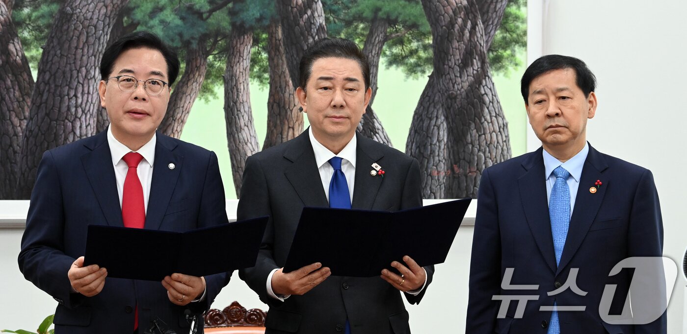 본문 이미지 - 송언석 국민의힘 원내대표&#40;왼쪽부터&#41;, 김병기 더불어민주당 원내대표, 구윤철 부총리 겸 기획재정부 장관이 2일 서울 여의도 국회에서 2026년도 예산안 처리를 위한 합의문을 발표하고 있다. &#40;공동취재&#41; 2025.12.2/뉴스1 ⓒ News1 유승관 기자