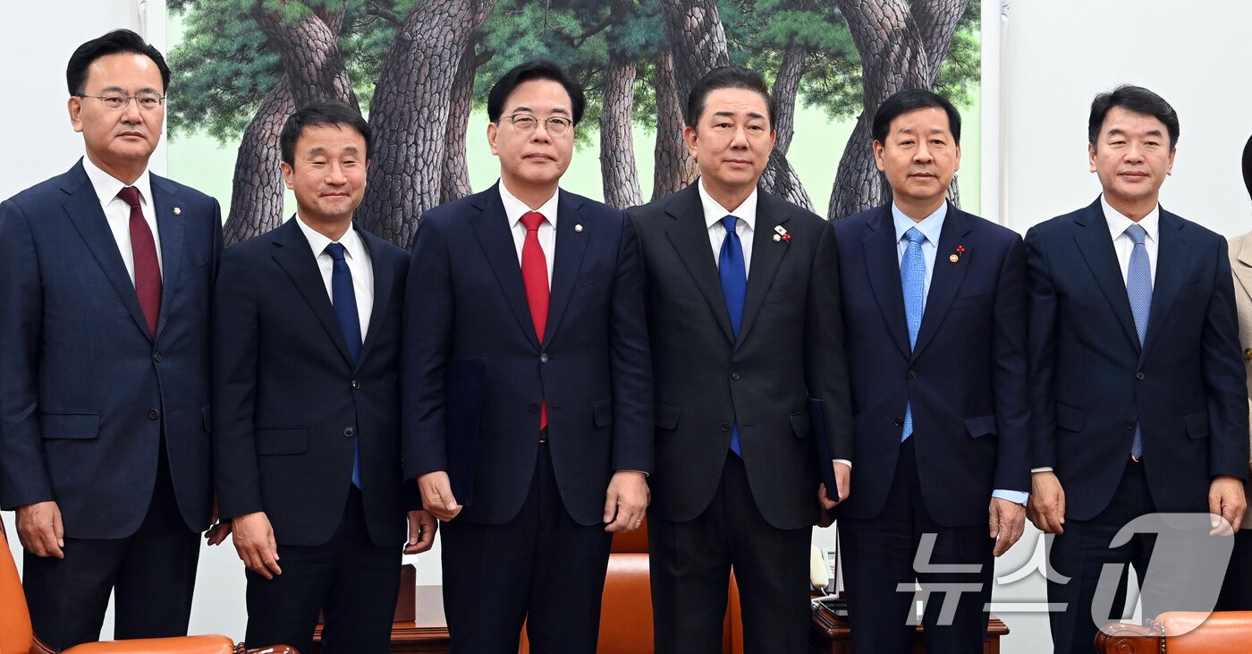 본문 이미지 - 송언석 국민의힘 원내대표, 김병기 더불어민주당 원내대표, 구윤철 부총리 겸 기획재정부 장관등이 2일 서울 여의도 국회에서 2026년도 예산안 처리를 위한 합의문에 서명을 마치고 기념촬영을 하기위해 자리하고 있다. 왼쪽부터 유상범 국민의힘 원내운영수석부대표, 한병도 예결위원장, 송 원내대표, 김 원내대표, 구 부총리, 문진석 민주당 원내운영수석부대표. &#40;공동취재&#41; 2025.12.2/뉴스1 ⓒ News1 유승관 기자