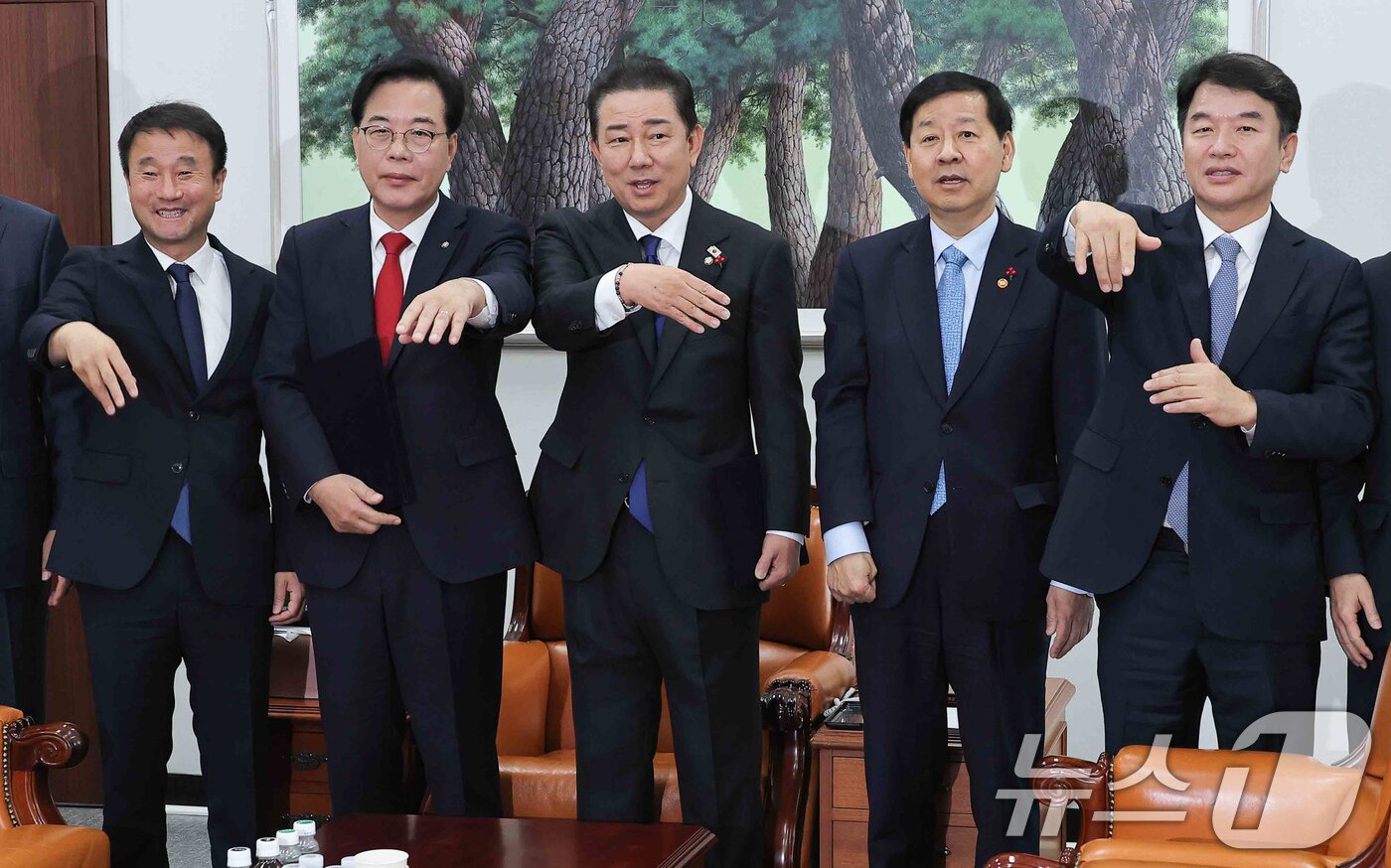 본문 이미지 - 송언석 국민의힘 원내대표, 김병기 더불어민주당 원내대표, 구윤철 부총리 겸 기획재정부 장관 등이 2일 서울 여의도 국회에서 2026년도 예산안 처리를 위한 합의문에 서명을 마치고 기념촬영을 하기위해 자리하고 있다. 왼쪽부터 한병도 예결위원장, 송 원내대표, 김 원내대표, 구 부총리, 문진석 민주당 원내운영수석부대표. &#40;공동취재&#41; 2025.12.2/뉴스1 ⓒ News1 유승관 기자