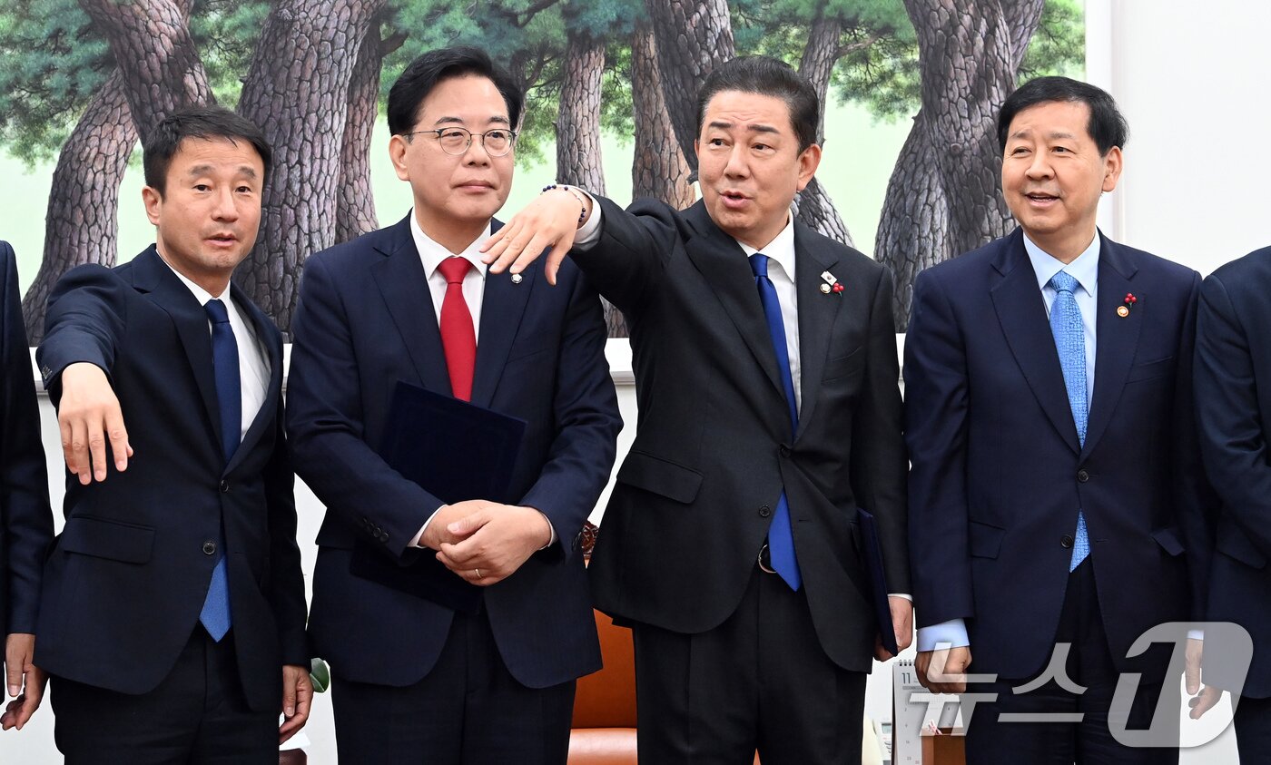 본문 이미지 - 송언석 국민의힘 원내대표, 김병기 더불어민주당 원내대표, 구윤철 부총리 겸 기획재정부 장관 등이 2일 서울 여의도 국회에서 2026년도 예산안 처리를 위한 합의문에 서명을 마치고 기념촬영을 하기위해 자리하고 있다. 왼쪽부터 한병도 예결위원장, 송 원내대표, 김 원내대표, 구 부총리. &#40;공동취재&#41; 2025.12.2/뉴스1 ⓒ News1 유승관 기자