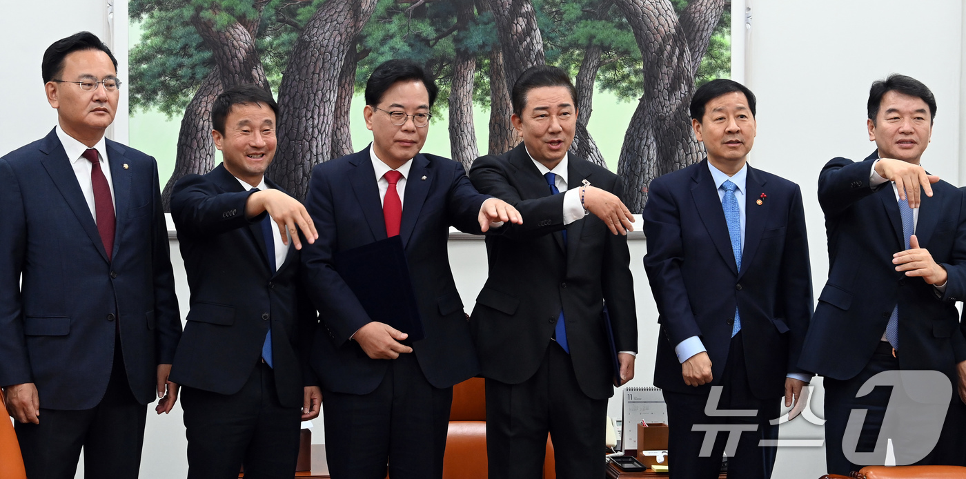 (서울=뉴스1) 유승관 기자 = 송언석 국민의힘 원내대표, 김병기 더불어민주당 원내대표, 구윤철 부총리 겸 기획재정부 장관등이 2일 서울 여의도 국회에서 2026년도 예산안 처리를 …