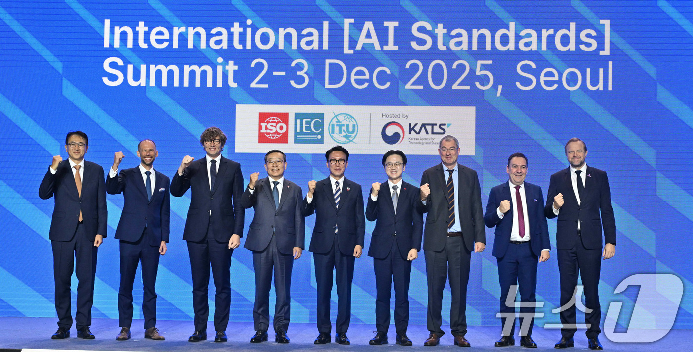 (서울=뉴스1) 청사사진기자단 = 김민석 국무총리(왼쪽 다섯 번째 부터)와 김정관 산업통상부 장관이 2일 오전 서울 중구 신라호텔 다이너스티홀에서 열린 2025 국제 AI 표준 서 …