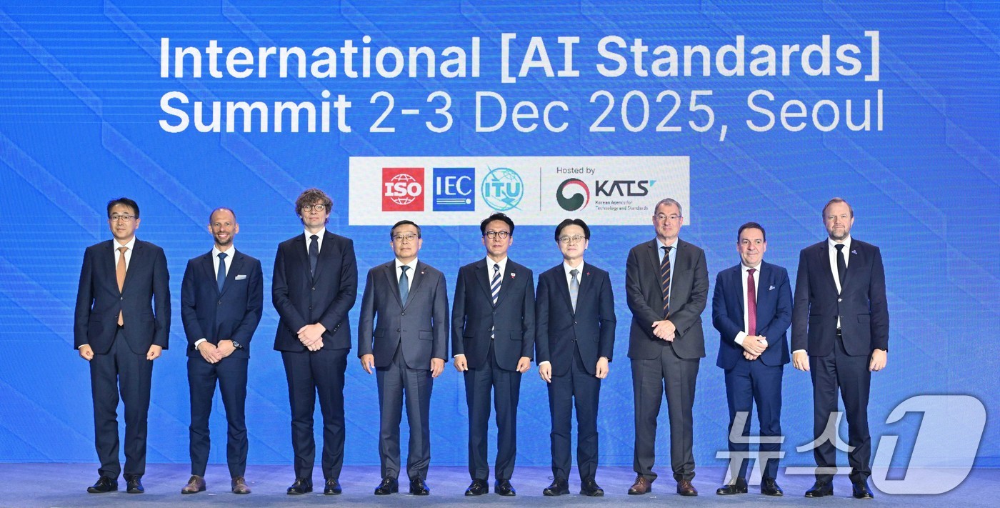 (서울=뉴스1) 청사사진기자단 = 김민석 국무총리(왼쪽 다섯 번째 부터)와 김정관 산업통상부 장관이 2일 오전 서울 중구 신라호텔 다이너스티홀에서 열린 2025 국제 AI 표준 서 …