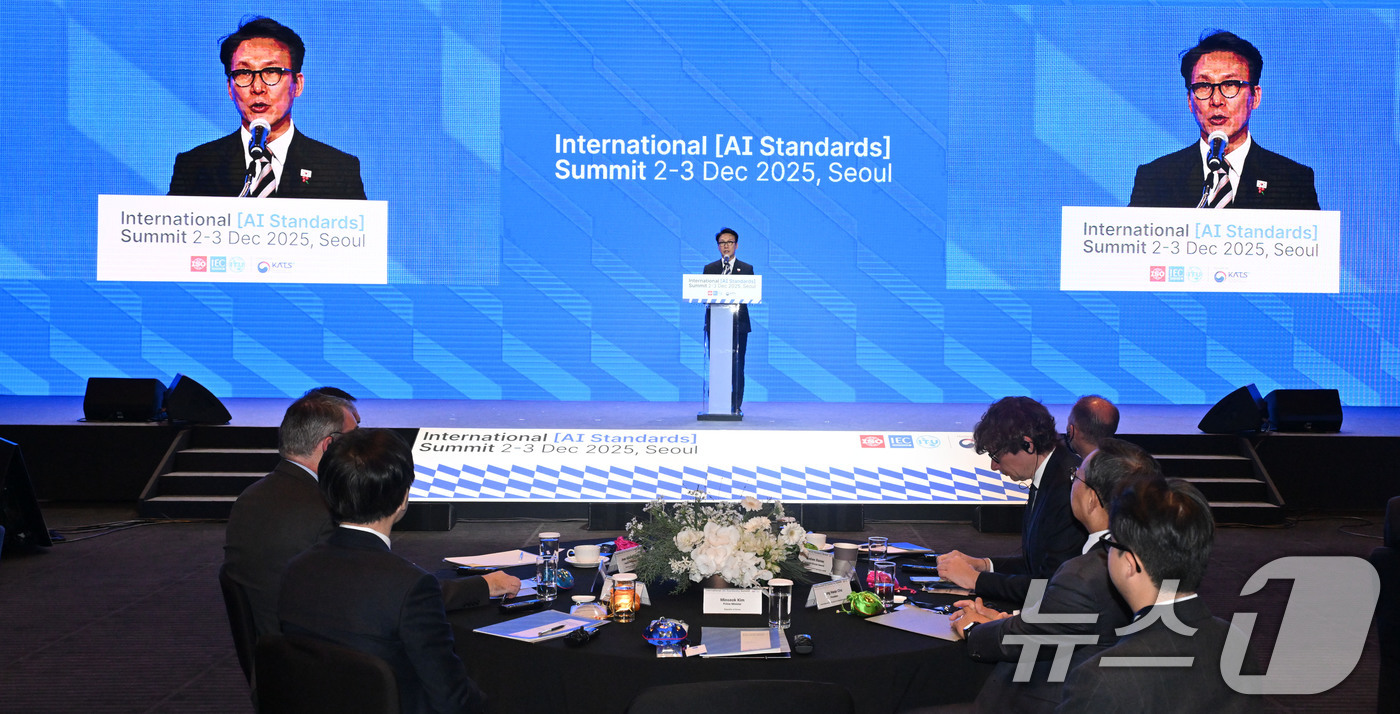 (서울=뉴스1) 청사사진기자단 = 김민석 국무총리가 2일 오전 서울 중구 신라호텔 다이너스티홀에서 열린 2025 국제 AI 표준 서밋 개회식에서 환영사를 하고 있다. 2025.12 …