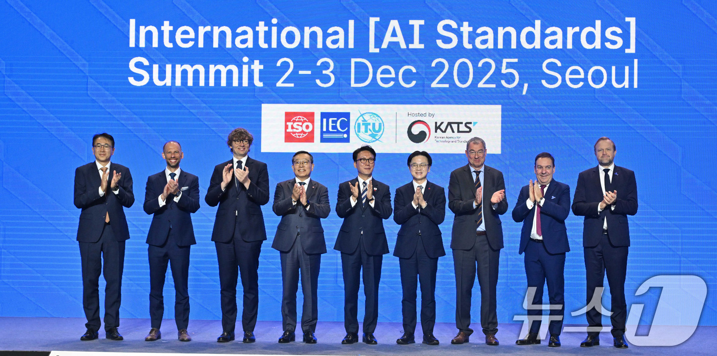(서울=뉴스1) 청사사진기자단 = 김민석 국무총리(왼쪽 다섯 번째 부터)와 김정관 산업통상부 장관이 2일 오전 서울 중구 신라호텔 다이너스티홀에서 열린 2025 국제 AI 표준 서 …