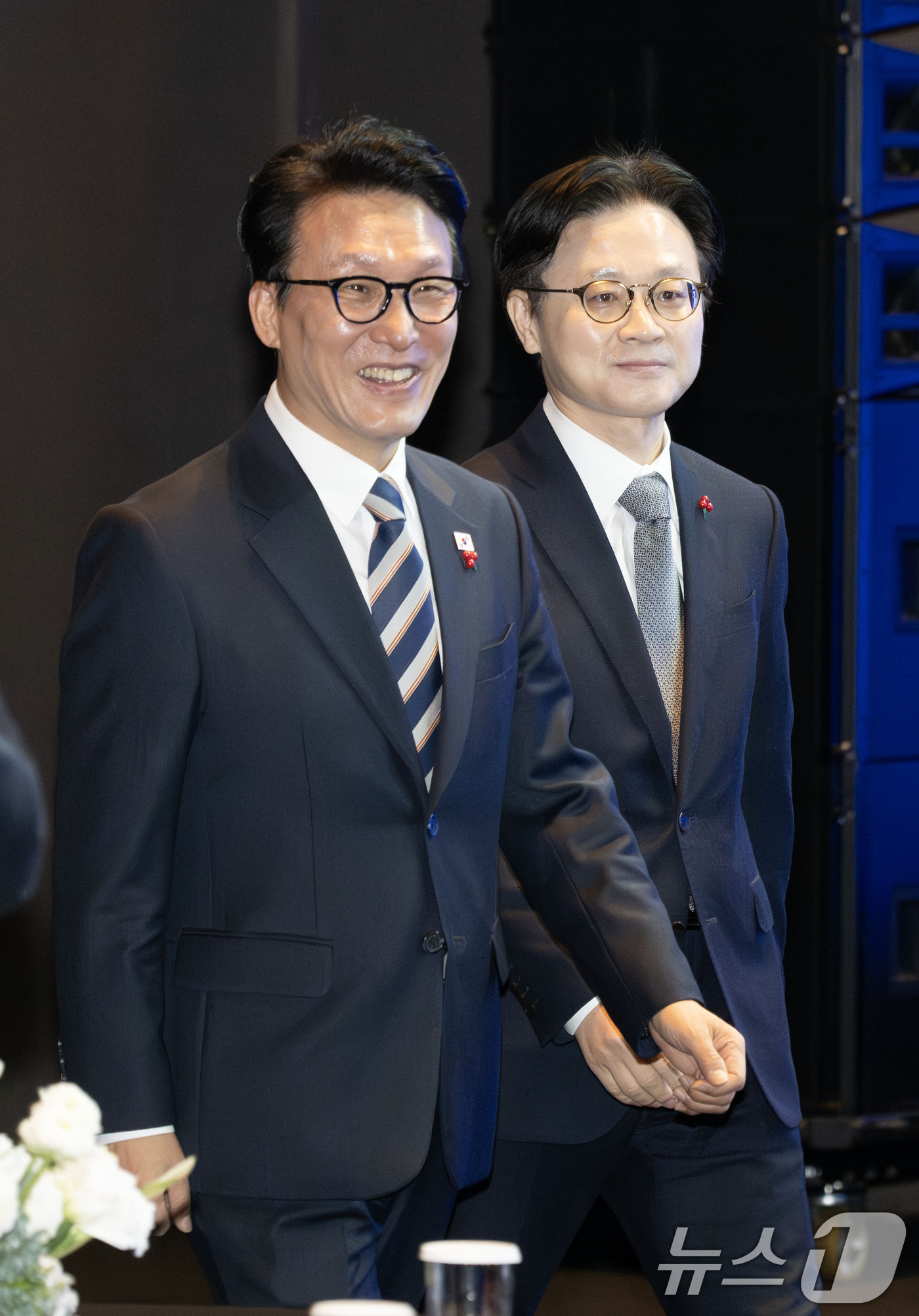 (서울=뉴스1) 청사사진기자단 = 김민석 국무총리와 김정관 산업통상부 장관이 2일 오전 서울 중구 신라호텔 다이너스티홀에서 열린 2025 국제 AI 표준 서밋 개회식에 참석하고 있 …