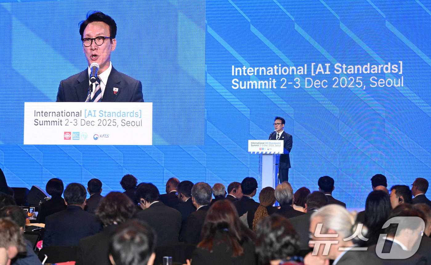 (서울=뉴스1) 청사사진기자단 = 김민석 국무총리가 2일 오전 서울 중구 신라호텔 다이너스티홀에서 열린 2025 국제 AI 표준 서밋 개회식에서 환영사를 하고 있다. 2025.12 …