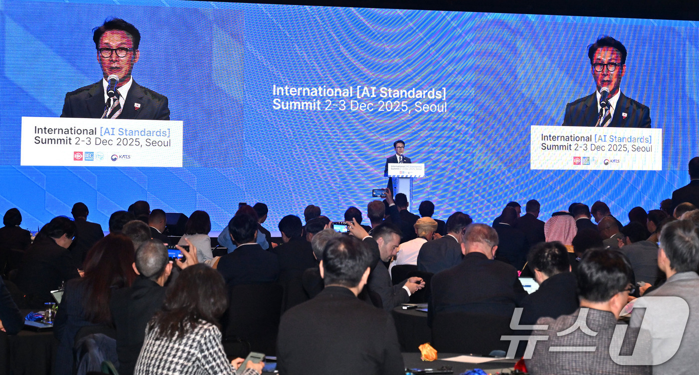 (서울=뉴스1) 청사사진기자단 = 김민석 국무총리가 2일 오전 서울 중구 신라호텔 다이너스티홀에서 열린 2025 국제 AI 표준 서밋 개회식에서 환영사를 하고 있다. 2025.12 …
