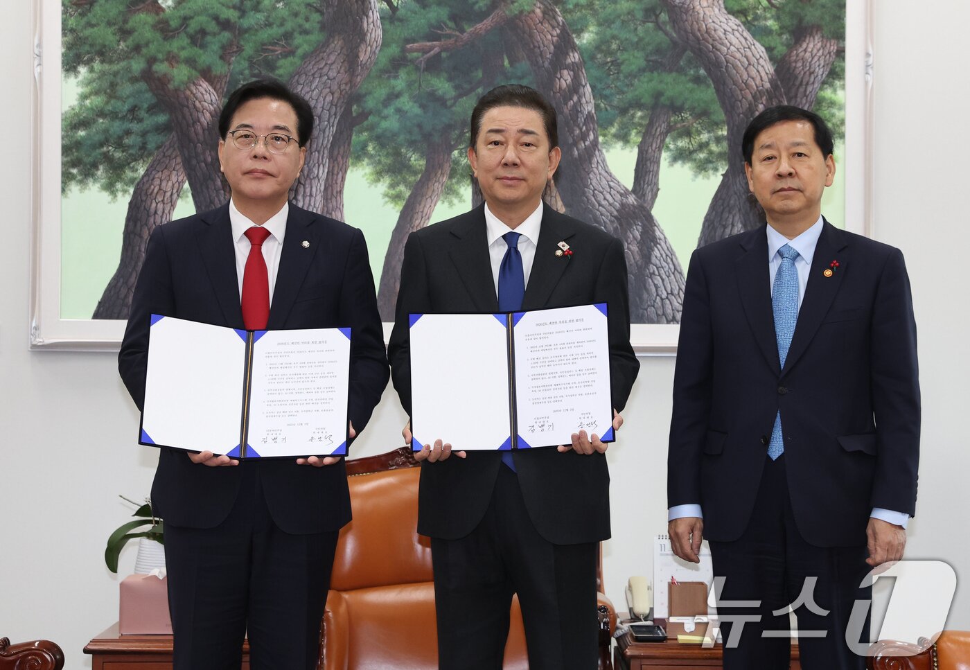 본문 이미지 - 송언석 국민의힘 원내대표&#40;왼쪽부터&#41;, 김병기 더불어민주당 원내대표, 구윤철 부총리 겸 기획재정부 장관이 2일 서울 여의도 국회에서 2026년도 예산안 처리를 위한 합의문에 서명을 마치고 기념촬영을 하고 있다. &#40;공동취재&#41; 2025.12.2/뉴스1 ⓒ News1 유승관 기자
