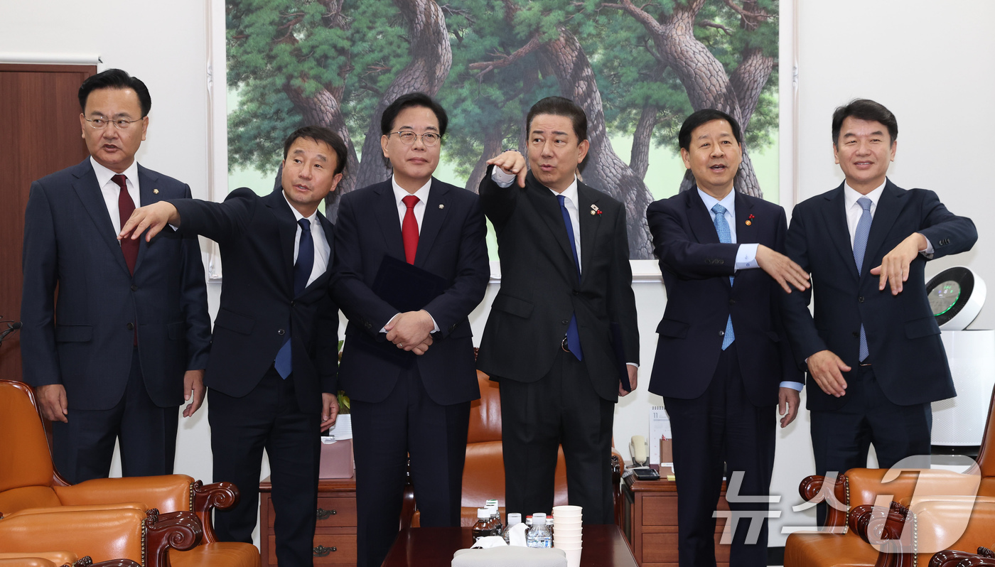 (서울=뉴스1) 유승관 기자 = 송언석 국민의힘 원내대표, 김병기 더불어민주당 원내대표, 구윤철 부총리 겸 기획재정부 장관등이 2일 서울 여의도 국회에서 2026년도 예산안 처리를 …