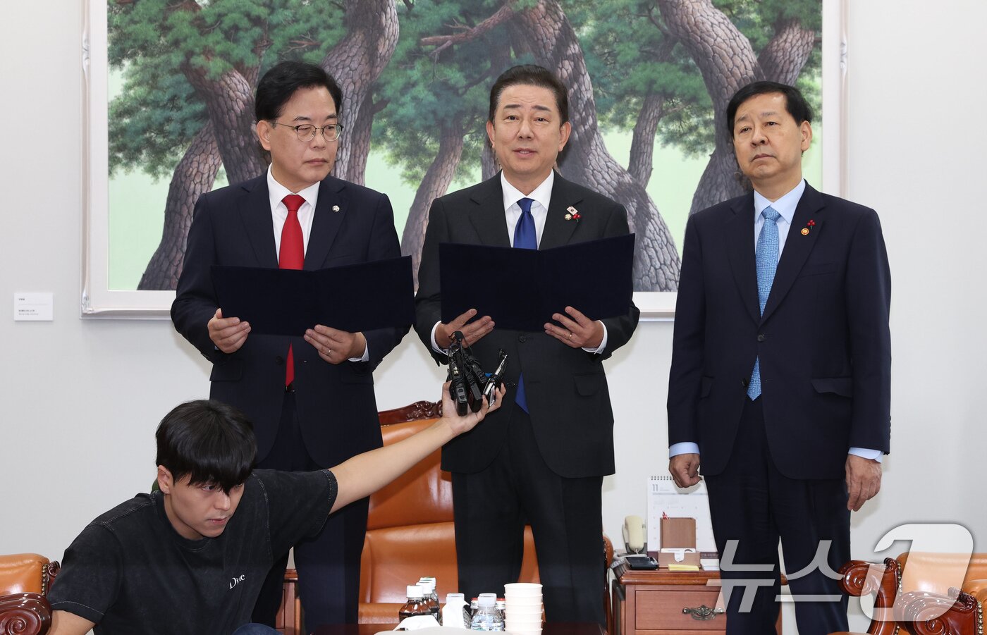 본문 이미지 - 송언석 국민의힘 원내대표&#40;왼쪽부터&#41;, 김병기 더불어민주당 원내대표, 구윤철 부총리 겸 기획재정부 장관이 2일 서울 여의도 국회에서 2026년도 예산안 처리를 위한 합의문을 발표하고 있다. &#40;공동취재&#41; 2025.12.2/뉴스1 ⓒ News1 유승관 기자