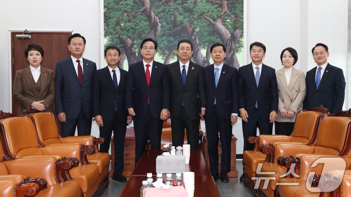 본문 이미지 - 송언석 국민의힘 원내대표, 김병기 더불어민주당 원내대표, 구윤철 부총리 겸 기획재정부 장관등이 2일 서울 여의도 국회에서 2026년도 예산안 처리를 위한 합의문에 서명을 마치고 기념촬영을 하고 있다. 왼쪽부터 김은혜 국민의힘 원내정책수석부대표, 유상범 국민의힘 원내운영수석부대표, 한병도 예결위원장, 송 원내대표, 김 원내대표, 구 부총리, 문진석 민주당 원내운영수석부대표, 이소영 민주당 예결위 간사, 허영 민주당 원내정책수석부대표. &#40;공동취재&#41; 2025.12.2/뉴스1 ⓒ News1 유승관 기자