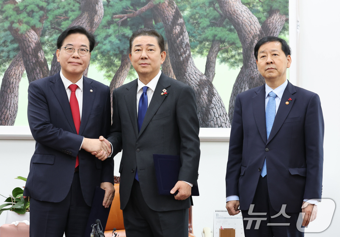 (서울=뉴스1) 유승관 기자 = 송언석 국민의힘 원내대표(왼쪽부터), 김병기 더불어민주당 원내대표, 구윤철 부총리 겸 기획재정부 장관이 2일 서울 여의도 국회에서 2026년도 예산 …