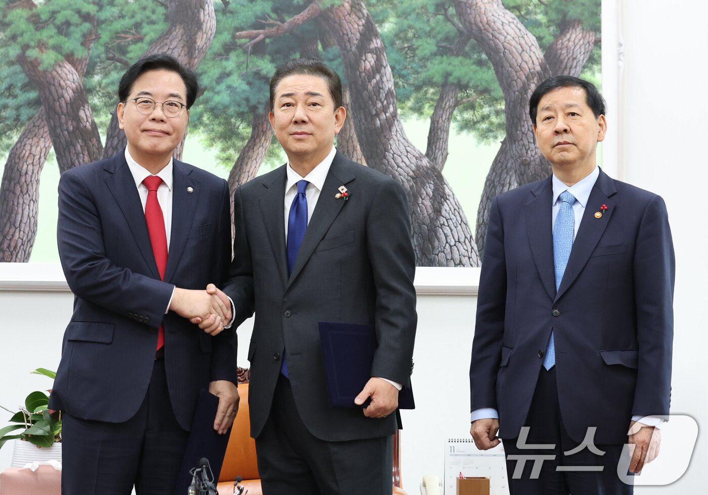 본문 이미지 - 송언석 국민의힘 원내대표&#40;왼쪽부터&#41;, 김병기 더불어민주당 원내대표, 구윤철 부총리 겸 기획재정부 장관이 2일 서울 여의도 국회에서 2026년도 예산안 처리를 위한 합의문에 서명을 마치고 악수하고 있다. &#40;공동취재&#41; 2025.12.2/뉴스1 ⓒ News1 유승관 기자