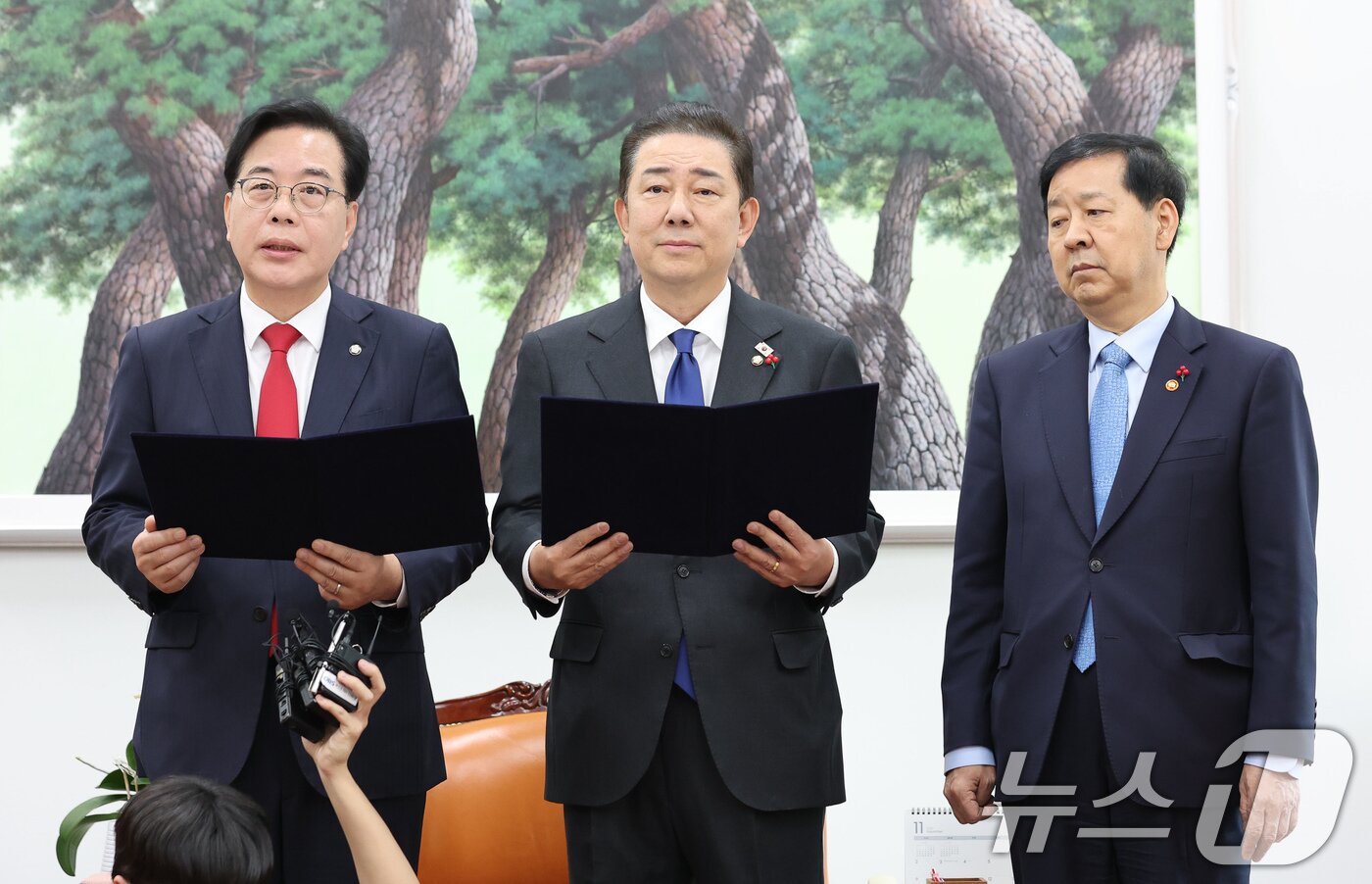 본문 이미지 - 송언석 국민의힘 원내대표&#40;왼쪽부터&#41;, 김병기 더불어민주당 원내대표, 구윤철 부총리 겸 기획재정부 장관이 2일 서울 여의도 국회에서 2026년도 예산안 처리를 위한 합의문을 발표하고 있다. &#40;공동취재&#41; 2025.12.2/뉴스1 ⓒ News1 유승관 기자