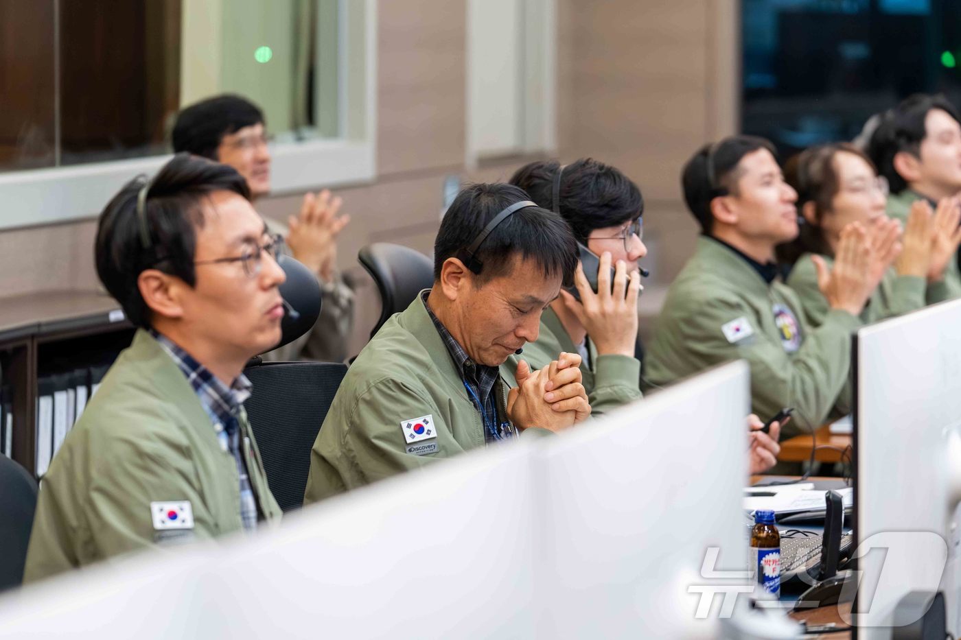 (서울=뉴스1) = 2일 대전 한국항공우주연구원 위성종합관제실에서 한 연구진이 다목적실용위성 '아리랑' 7호의 성공적인 발사를 위해 기도하고 있다. (한국항공우주연구원 제공. 재판 …