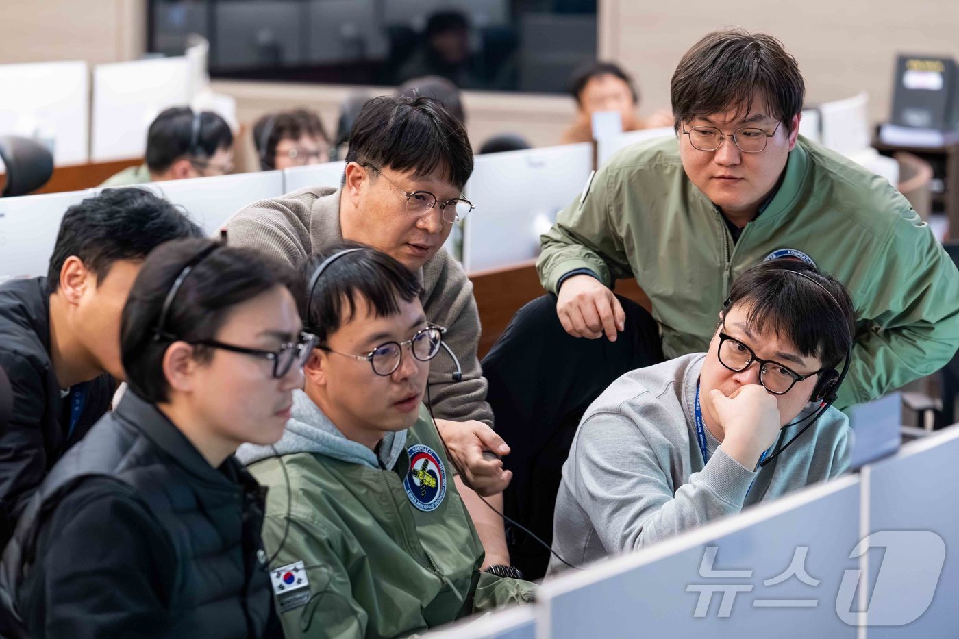 (서울=뉴스1) = 2일 대전 한국항공우주연구원 위성종합관제실에서 위성종합관제실에서 연구진들이 다목적실용위성 7호 '아리랑'의 관제 작업을 수행하고 있다. (한국항공우주연구원 제공 …