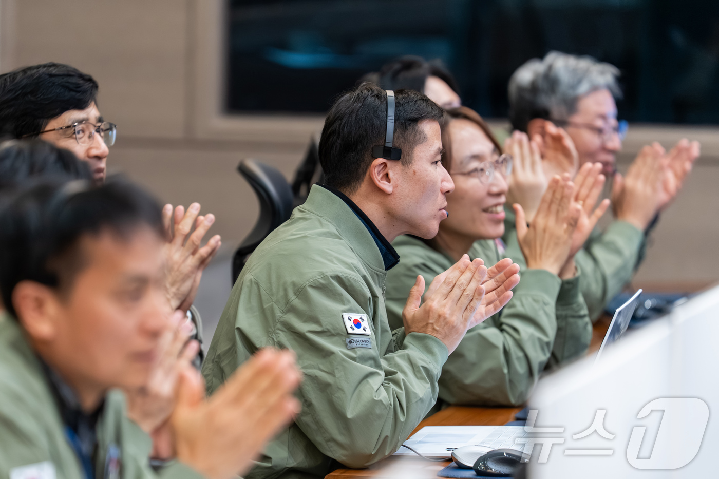 (서울=뉴스1) = 2일 대전 한국항공우주연구원 위성종합관제실에서 연구진들이 다목적실용위성 '아리랑' 7호와의 교신 성공을 축하하는 박수를 치고있다. (한국항공우주연구원 제공. 재 …