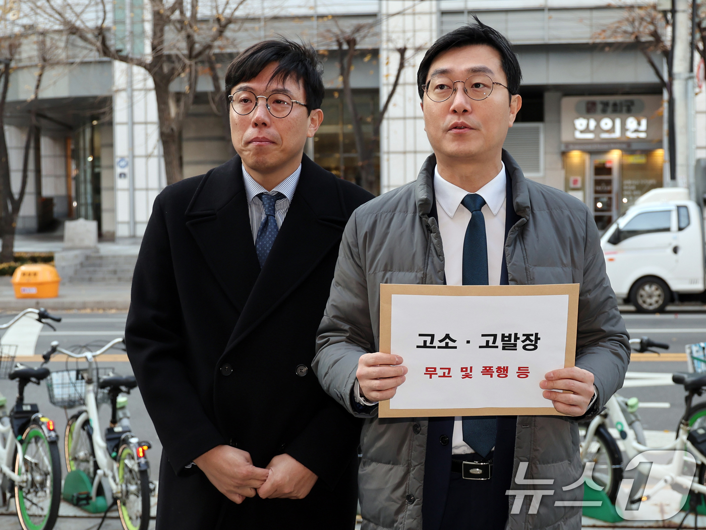 (서울=뉴스1) 황기선 기자 = 장경태 더불어민주당 의원이 2일 오전 서울 종로구 서울경찰청 민원실에서 자신을 성추행 의혹으로 고발한 고소인을 무고 및 폭행 등으로 고소·고발 전 …