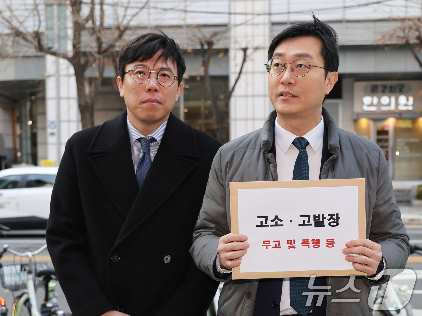 (서울=뉴스1) 황기선 기자 = 장경태 더불어민주당 의원이 2일 오전 서울 종로구 서울경찰청 민원실에서 자신을 성추행 의혹으로 고발한 고소인을 무고 및 폭행 등으로 고소·고발을 위 …