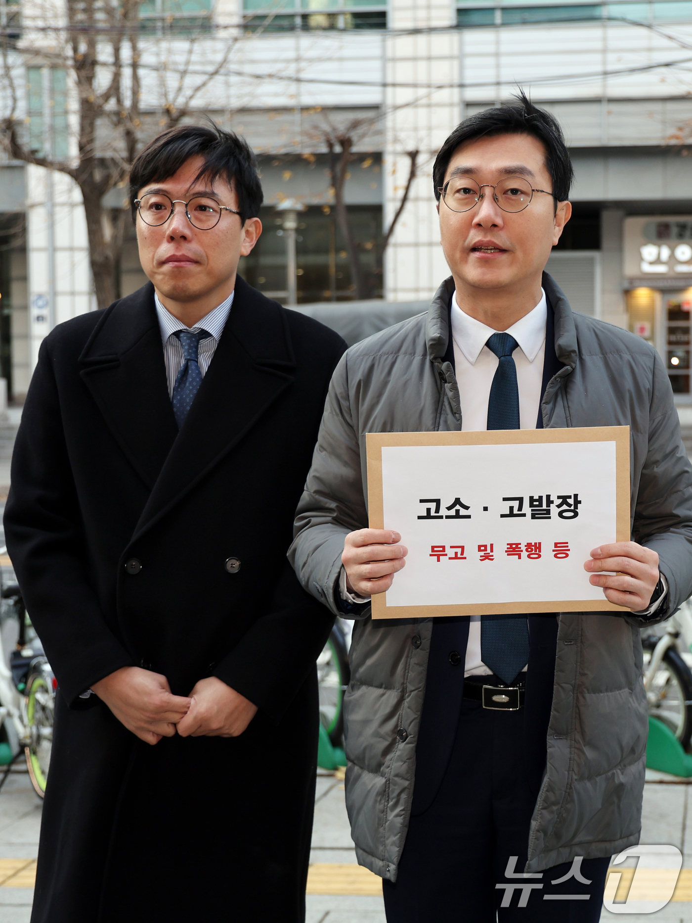 (서울=뉴스1) 황기선 기자 = 장경태 더불어민주당 의원이 2일 오전 서울 종로구 서울경찰청 민원실에서 자신을 성추행 의혹으로 고발한 고소인을 무고 및 폭행 등으로 고소·고발을 위 …