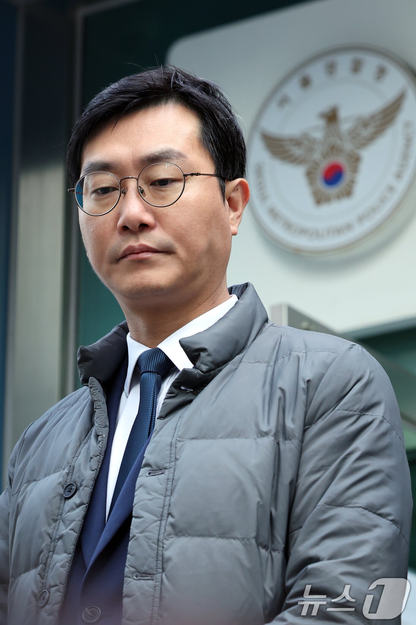 본문 이미지 - 장경태 더불어민주당 의원이 2일 오전 서울 종로구 서울경찰청 민원실에서 자신을 성추행 의혹으로 고발한 고소인을 무고 및 폭행 등으로 고소·고발 후 생각에 잠겨 있다. 2025.12.2 ⓒ 뉴스1 황기선 기자