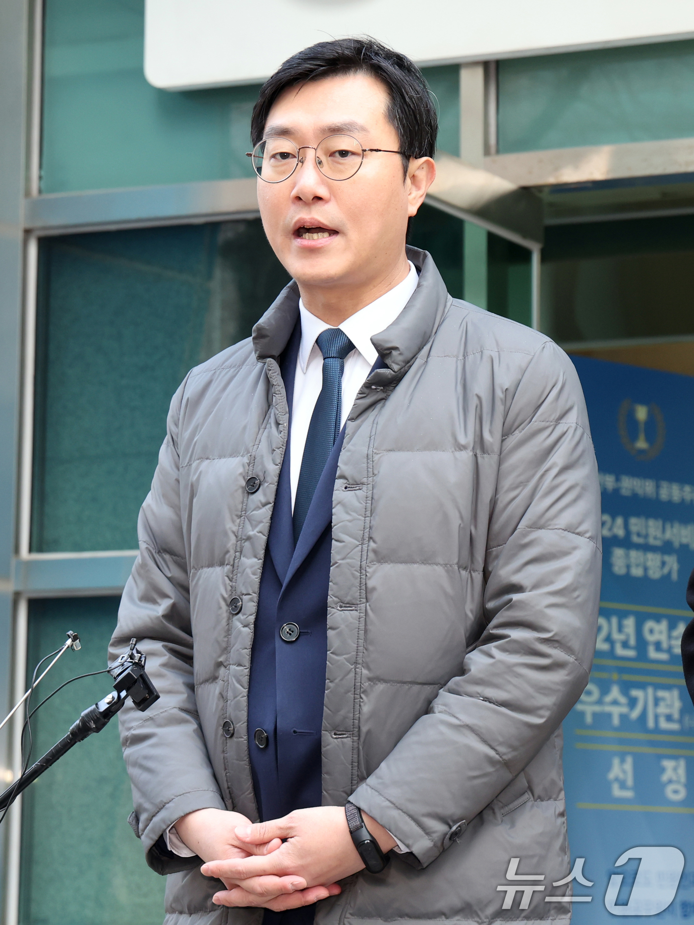 (서울=뉴스1) 황기선 기자 = 장경태 더불어민주당 의원이 2일 오전 서울 종로구 서울경찰청 민원실에서 자신을 성추행 의혹으로 고발한 고소인을 무고 및 폭행 등으로 고소·고발 후 …