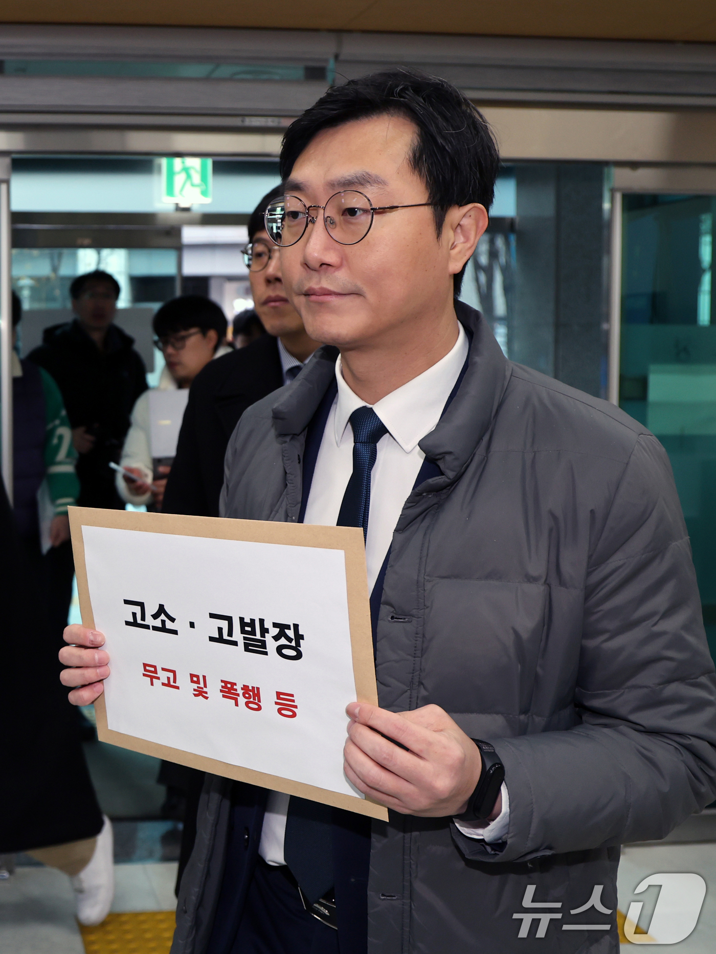 (서울=뉴스1) 황기선 기자 = 장경태 더불어민주당 의원이 2일 오전 서울 종로구 서울경찰청 민원실에서 자신을 성추행 의혹으로 고발한 고소인을 무고 및 폭행 등으로 고소·고발을 위 …