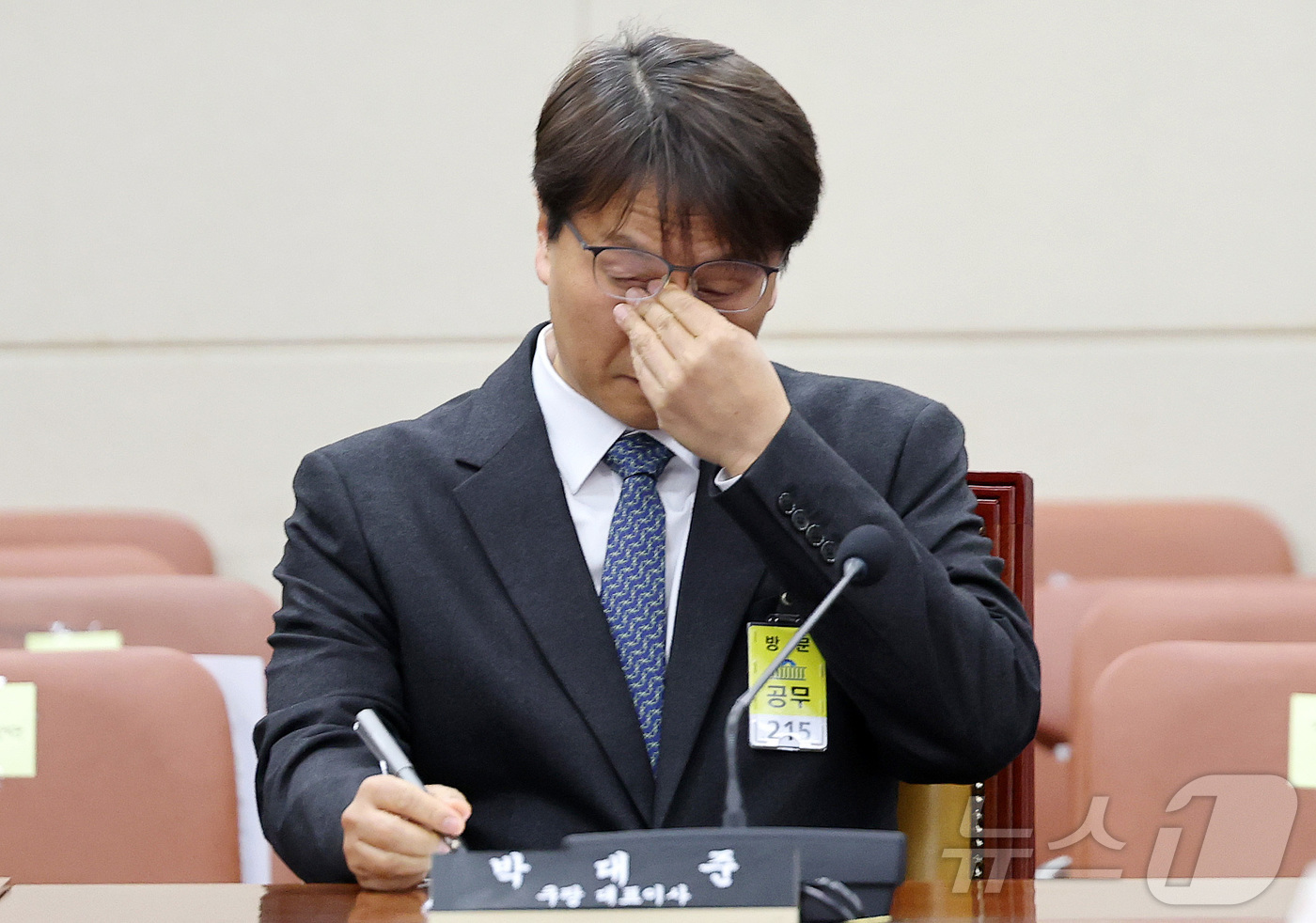 (서울=뉴스1) 이승배 기자 = 박대준 쿠팡 대표이사가 2일 서울 여의도 국회에서 열린 제429회국회(정기회) 과학기술정보방송통신위원회 제18차 전체회의에 출석해 얼굴을 만지고 있 …