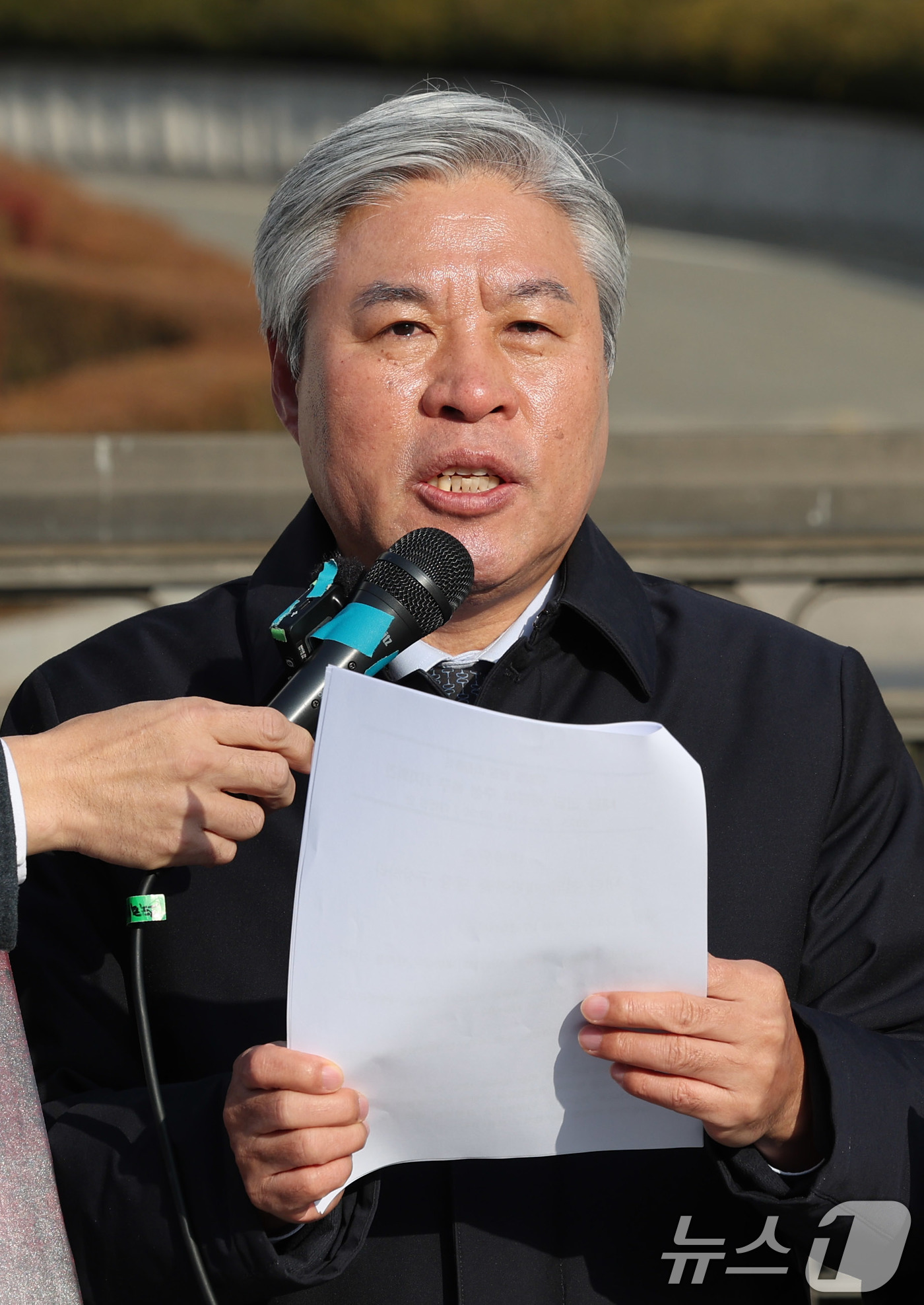 (서울=뉴스1) 박지혜 기자 = 서왕진 조국혁신당 원내대표가 2일 서울 서초구 대법원 앞에서 열린 현장 의원총회에서 모두 발언을 하고 있다. 2025.12.2/뉴스1