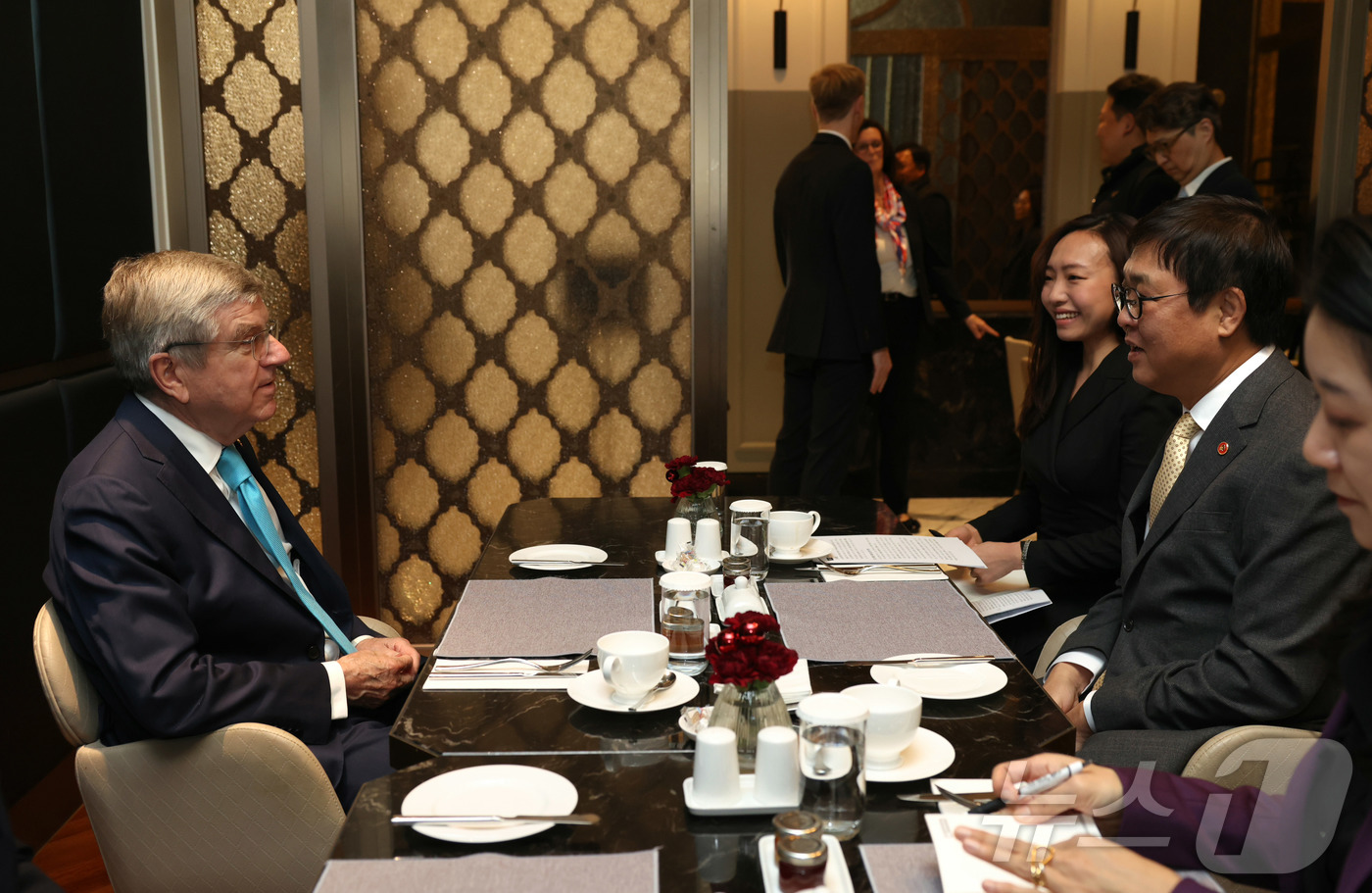 (서울=뉴스1) = 최휘영 문화체육관광부 장관이 2일 부산 해운대구 파라다이스호텔에서 토마스 바흐 국제올림픽위원회(IOC) 명예위원장과 면담을 하고 있다. (문화체육관광부 제공. …