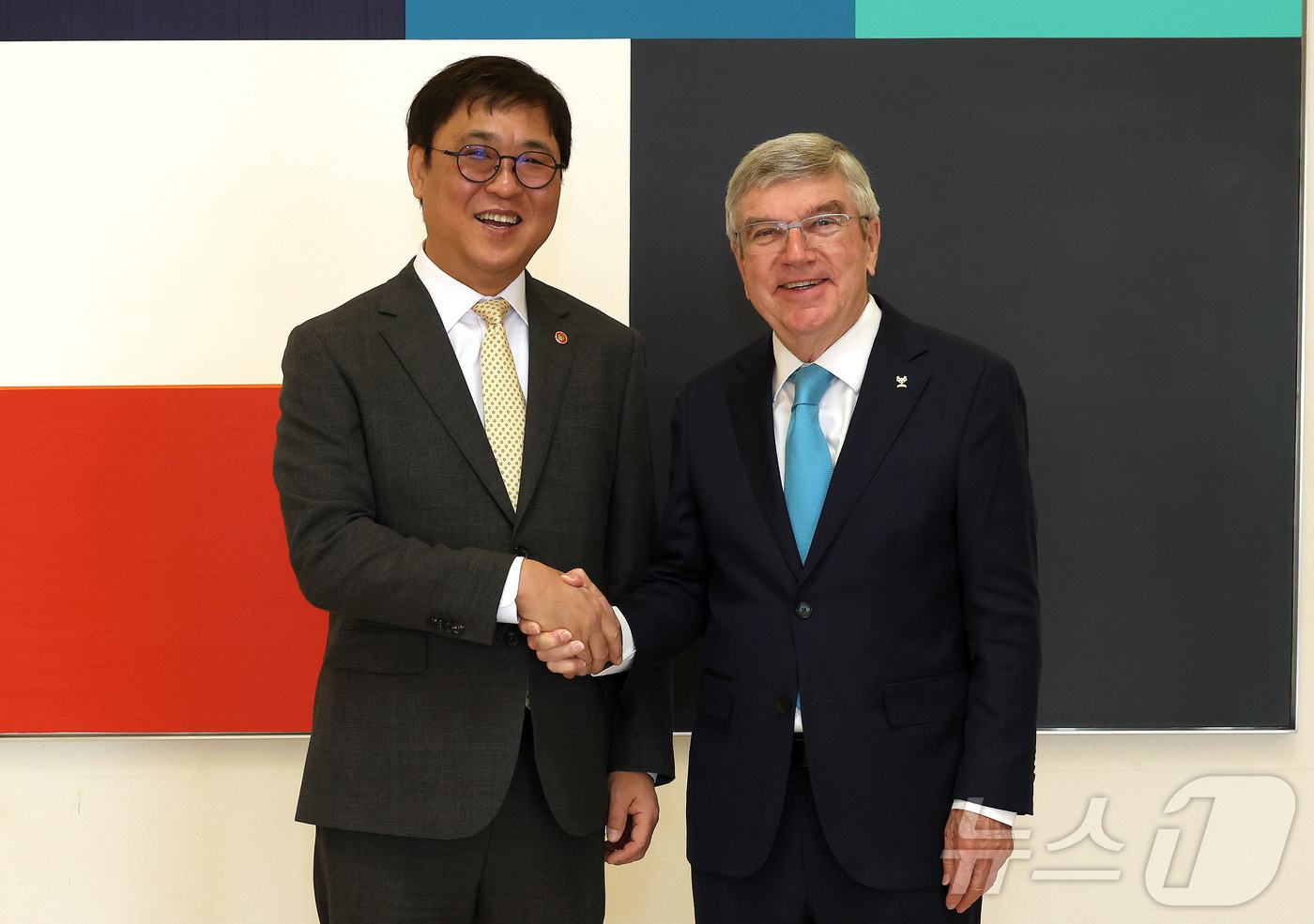 (서울=뉴스1) = 최휘영 문화체육관광부 장관이 2일 부산 해운대구 파라다이스호텔에서 토마스 바흐 국제올림픽위원회(IOC) 명예위원장과 면담을 마치고 기념촬영을 하고 있다. (문화 …