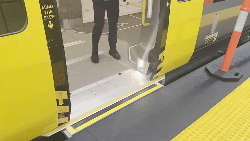 본문 이미지 - 지난달 25일 호주 브리즈번에 위치한 현대로템 창고에 전시된 QTMP 전동차 목업에서 갭 필러가 작동하는 모습 2025.12.2/뉴스1 ⓒ News1 박종홍 기자