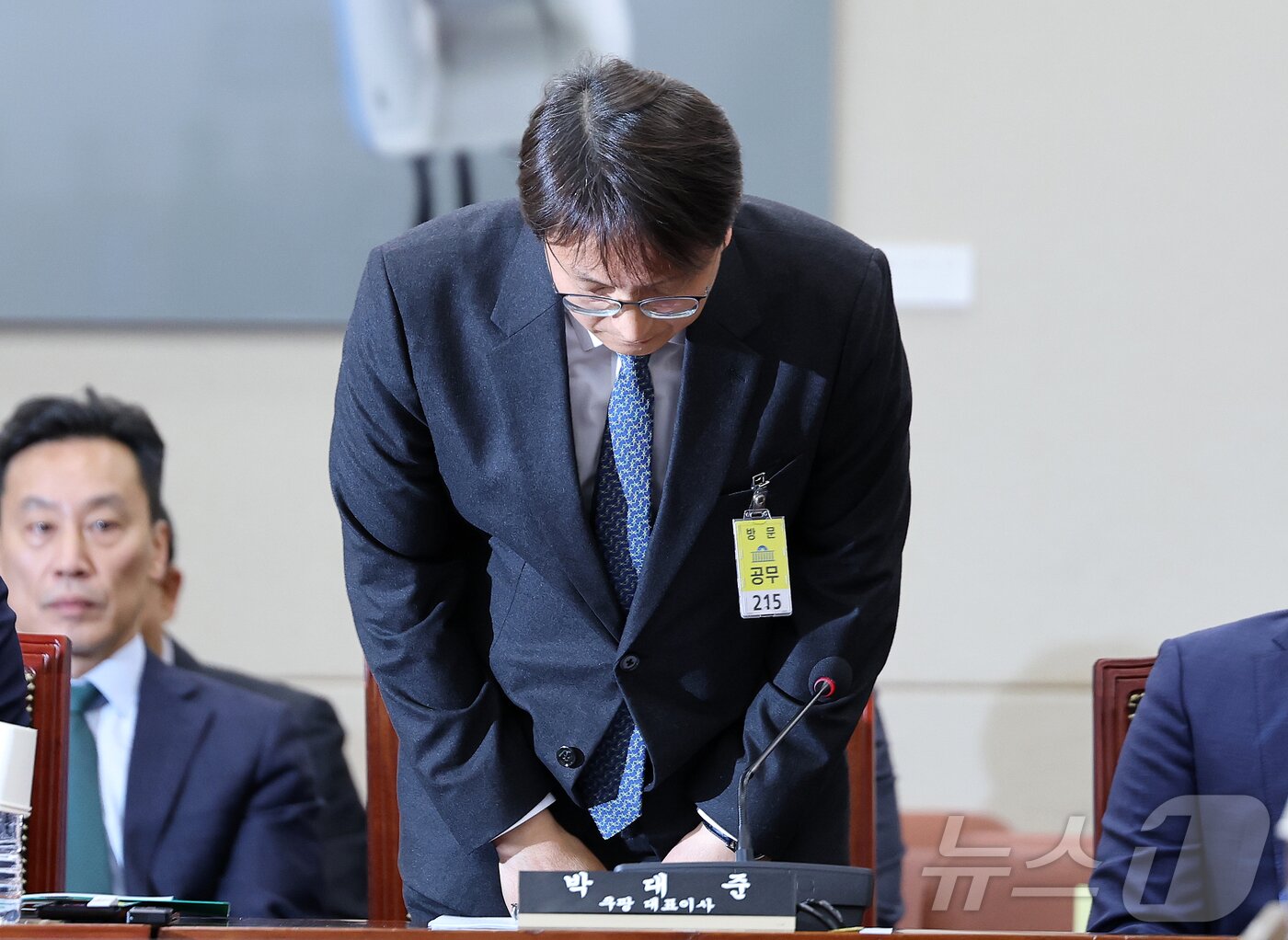 본문 이미지 - 박대준 쿠팡 대표이사가 2일 서울 여의도 국회에서 열린 제429회국회&#40;정기회&#41; 과학기술정보방송통신위원회 제18차 전체회의에 출석해 인사하고 있다. 2025.12.2/뉴스1 ⓒ News1 이승배 기자