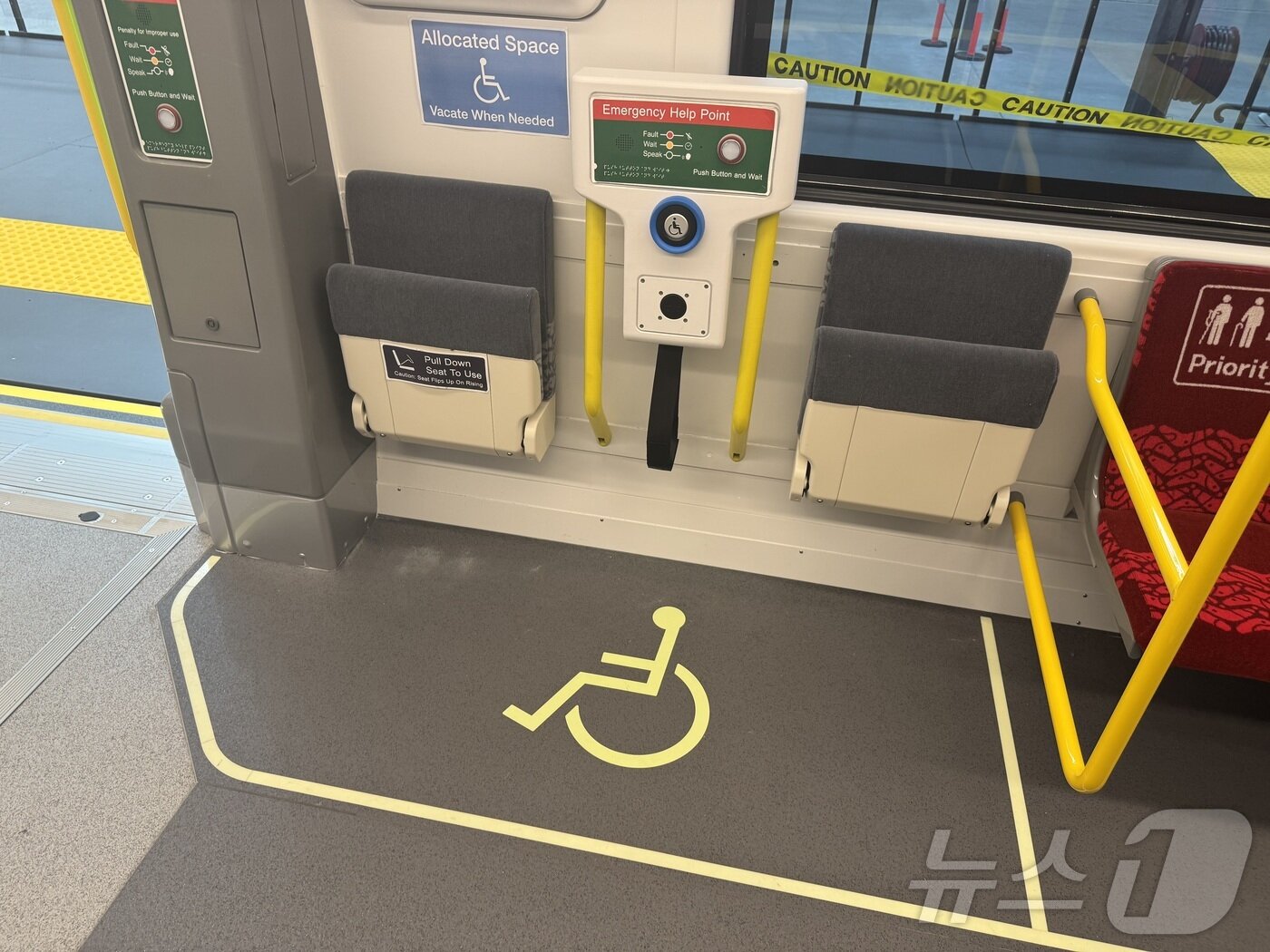 본문 이미지 - 지난달 25일 호주 브리즈번에 위치한 현대로템 창고에 전시된 QTMP 전동차 목업에 구현된 휠체어 지정석 2025.12.2/뉴스1 ⓒ News1 박종홍 기자