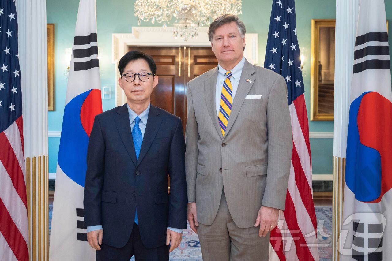 본문 이미지 - 박윤주 외교부 제1차관이 지난 1일 오전&#40;현지시간&#41; 미국 국무부에서 크리스토퍼 랜다우 국무부 부장관과 한미 외교차관회담을 개최하고 기념 촬영을 하고 있다. &#40;외교부 제공. 재판매 및 DB 금지&#41; 2025.12.2/뉴스1