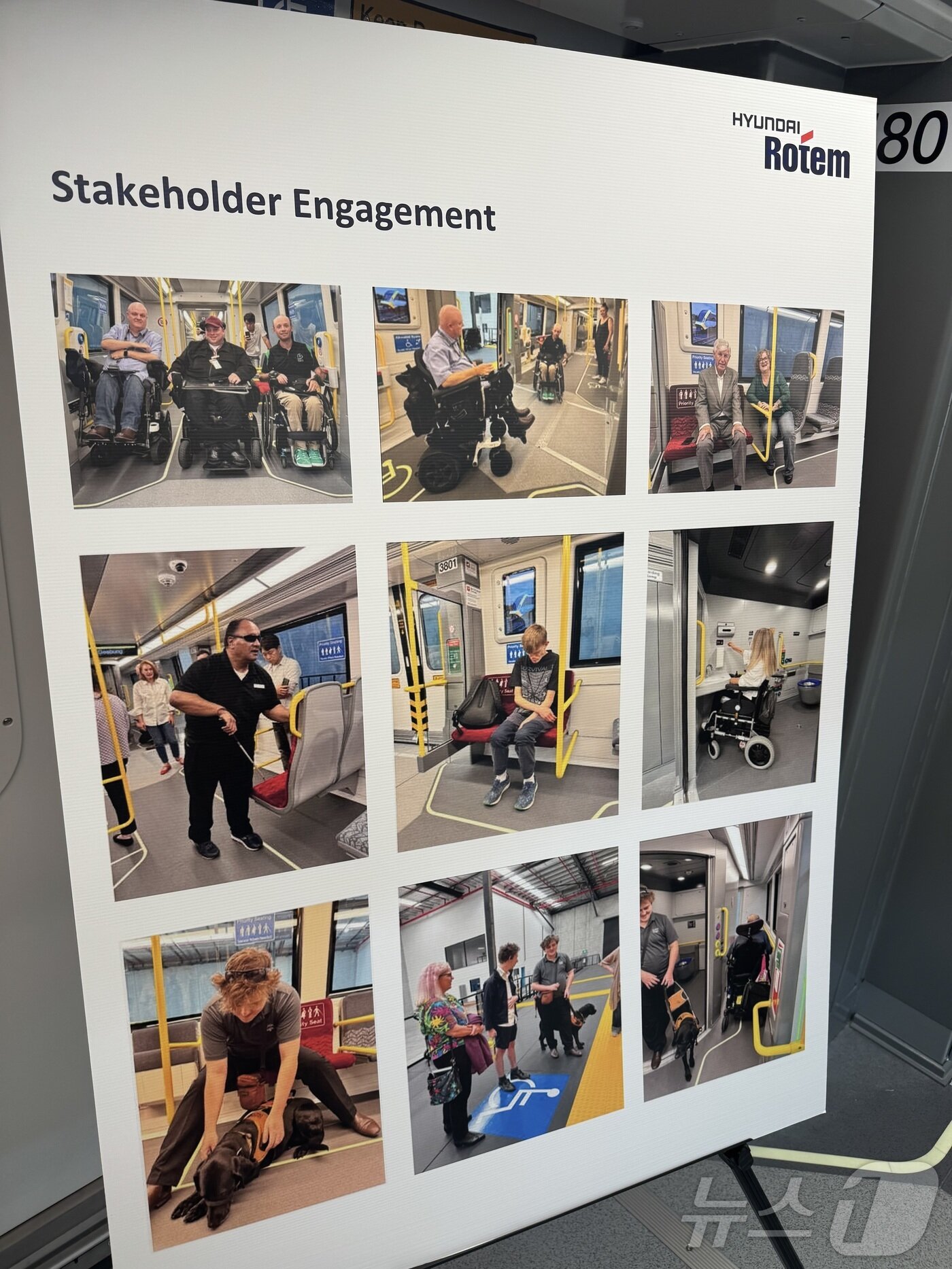 본문 이미지 - 지난달 25일 호주 브리즈번에 위치한 현대로템 창고에 위치한 QTMP 전동차 목업에 전시된 패널. 장애인을 비롯한 이해관계자들이 목업을 체험해보는 모습이 담겼다. 2025.12.2/뉴스1 ⓒ News1 박종홍 기자