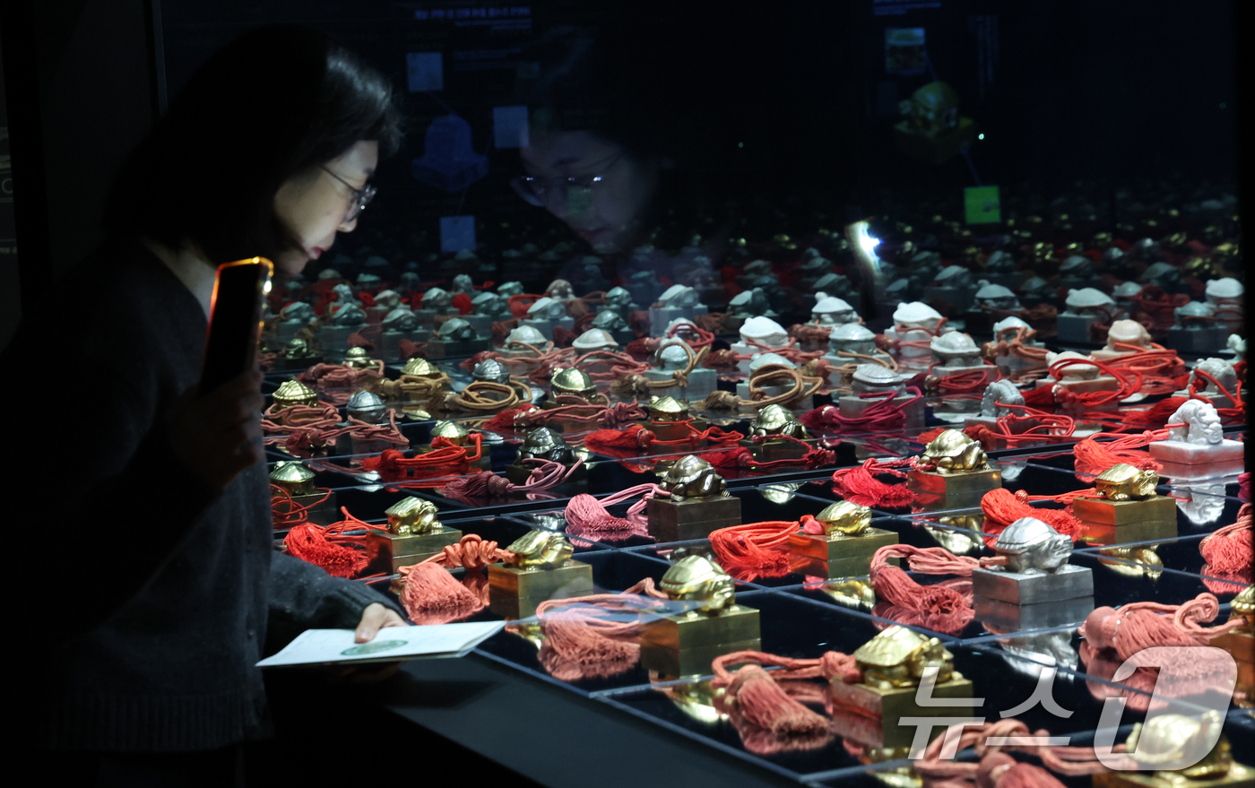 (서울=뉴스1) 김명섭 기자 = 국가유산청 국립고궁박물관 개관 20주년 특별전 'RE: BORN, 시간을 잇는 보존과학' 공개회가 2일 서울 종로구 국립고궁박물관에서 열려 관계자가 …