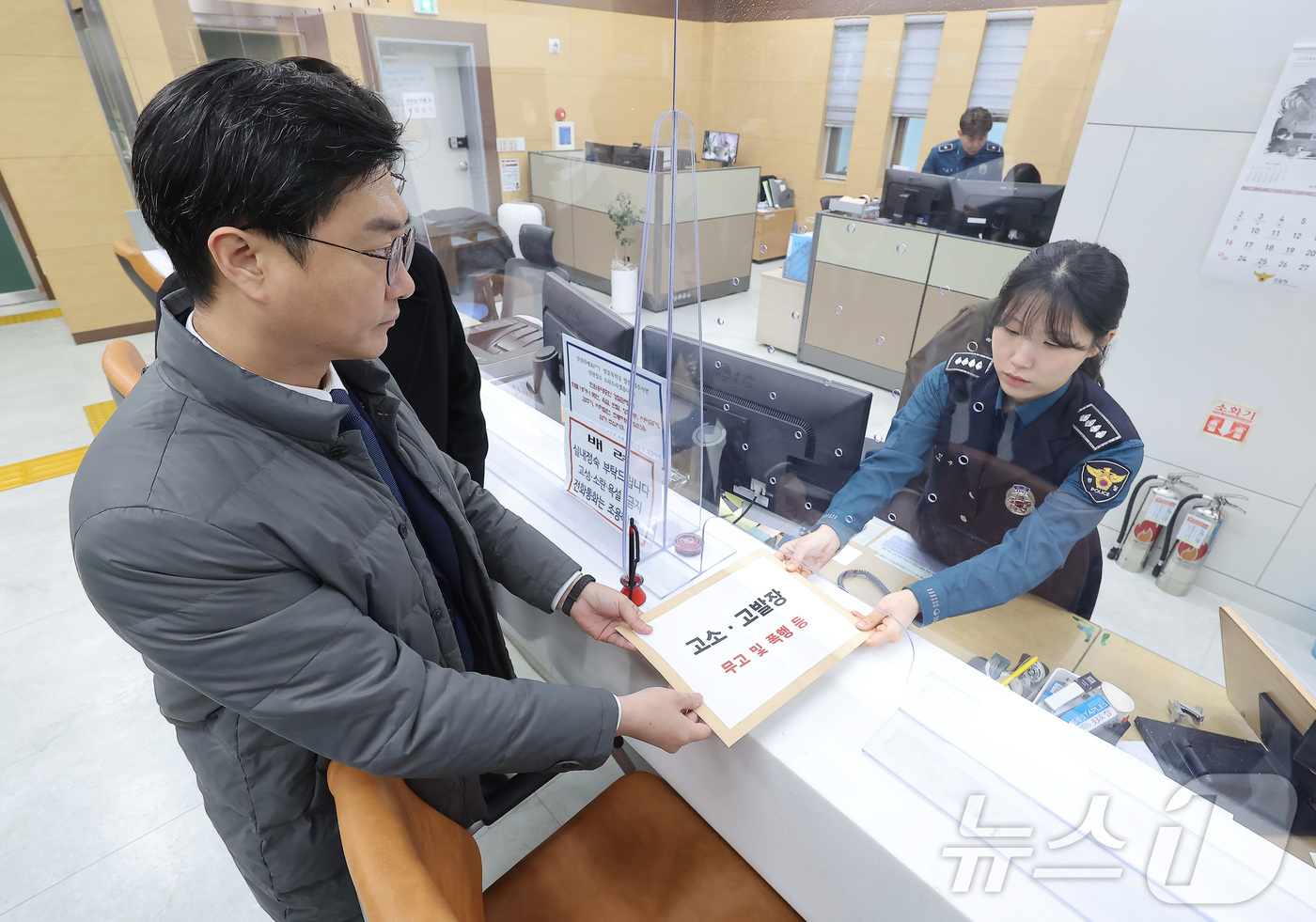 (서울=뉴스1) 황기선 기자 = 더불어민주당 장경태 의원이 2일 오전 자신을 성추행 의혹으로 고발한 고소인을 무고 및 폭행 등으로 고소·고발하기 위해 서울경찰청 민원실을 방문, 고 …