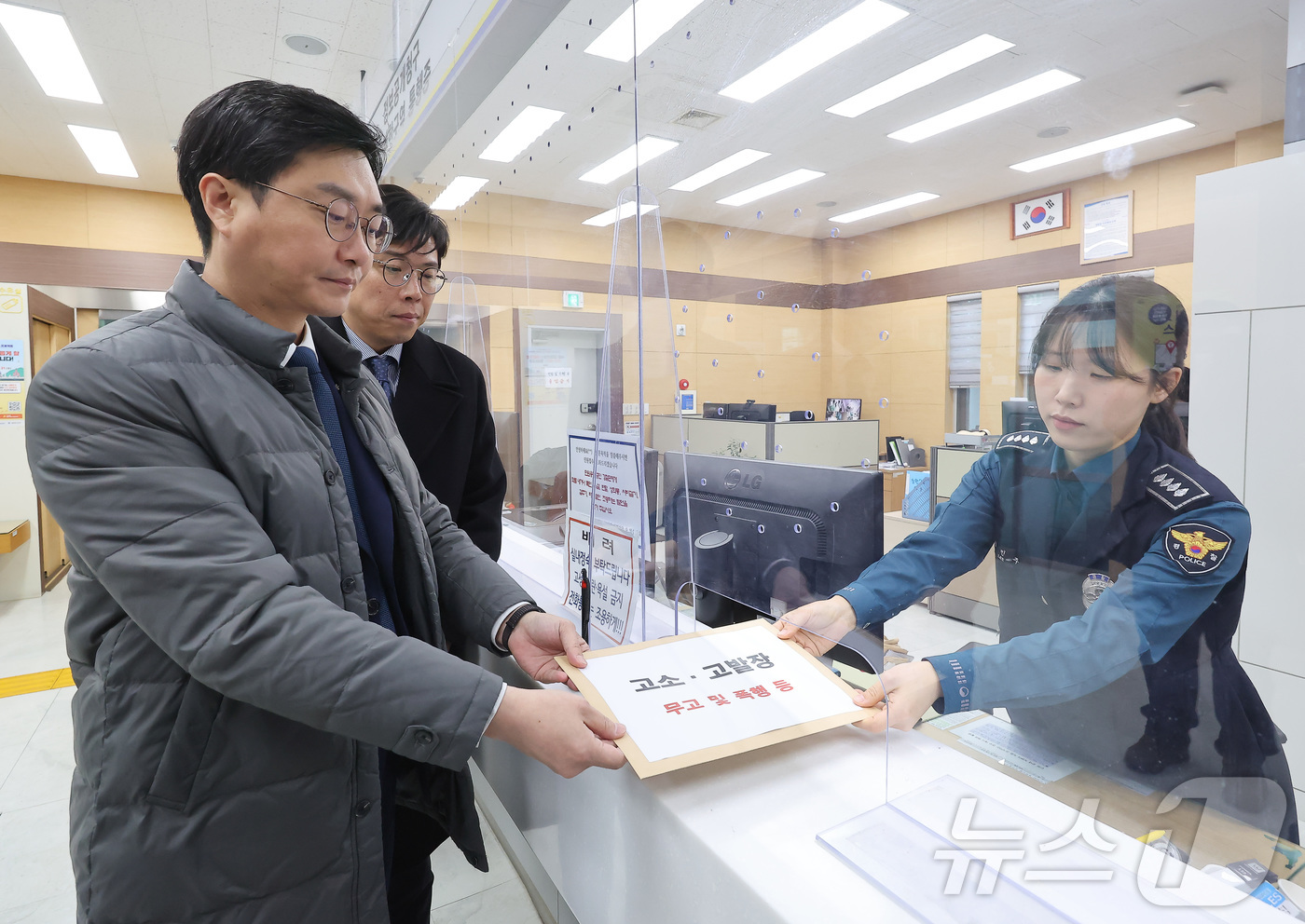 (서울=뉴스1) 황기선 기자 = 더불어민주당 장경태 의원이 2일 오전 자신을 성추행 의혹으로 고발한 고소인을 무고 및 폭행 등으로 고소·고발하기 위해 서울경찰청 민원실을 방문, 고 …